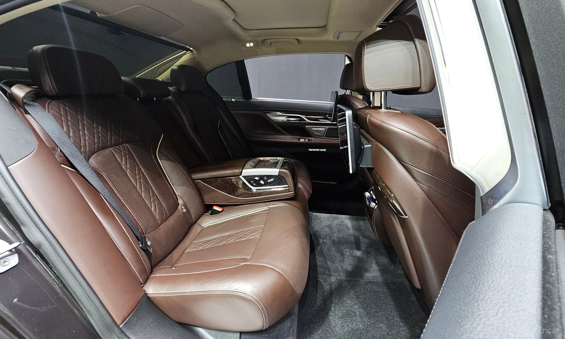 BMW 7 Series (G11) превью 11