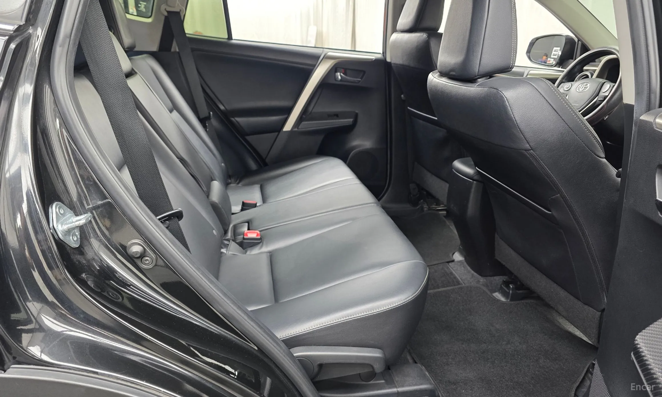 Toyota RAV4 превью 12