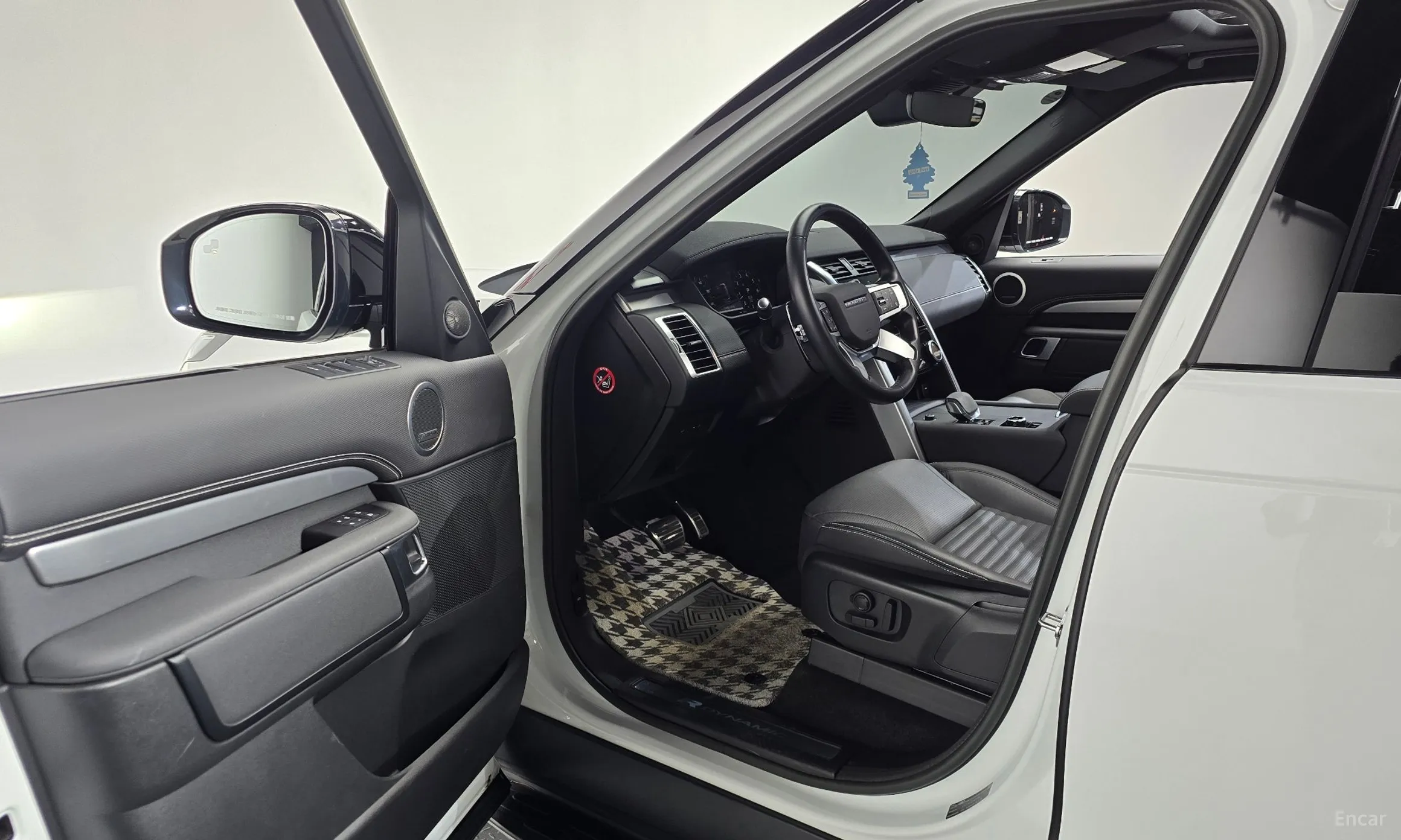Land Rover Discovery 5 превью 10