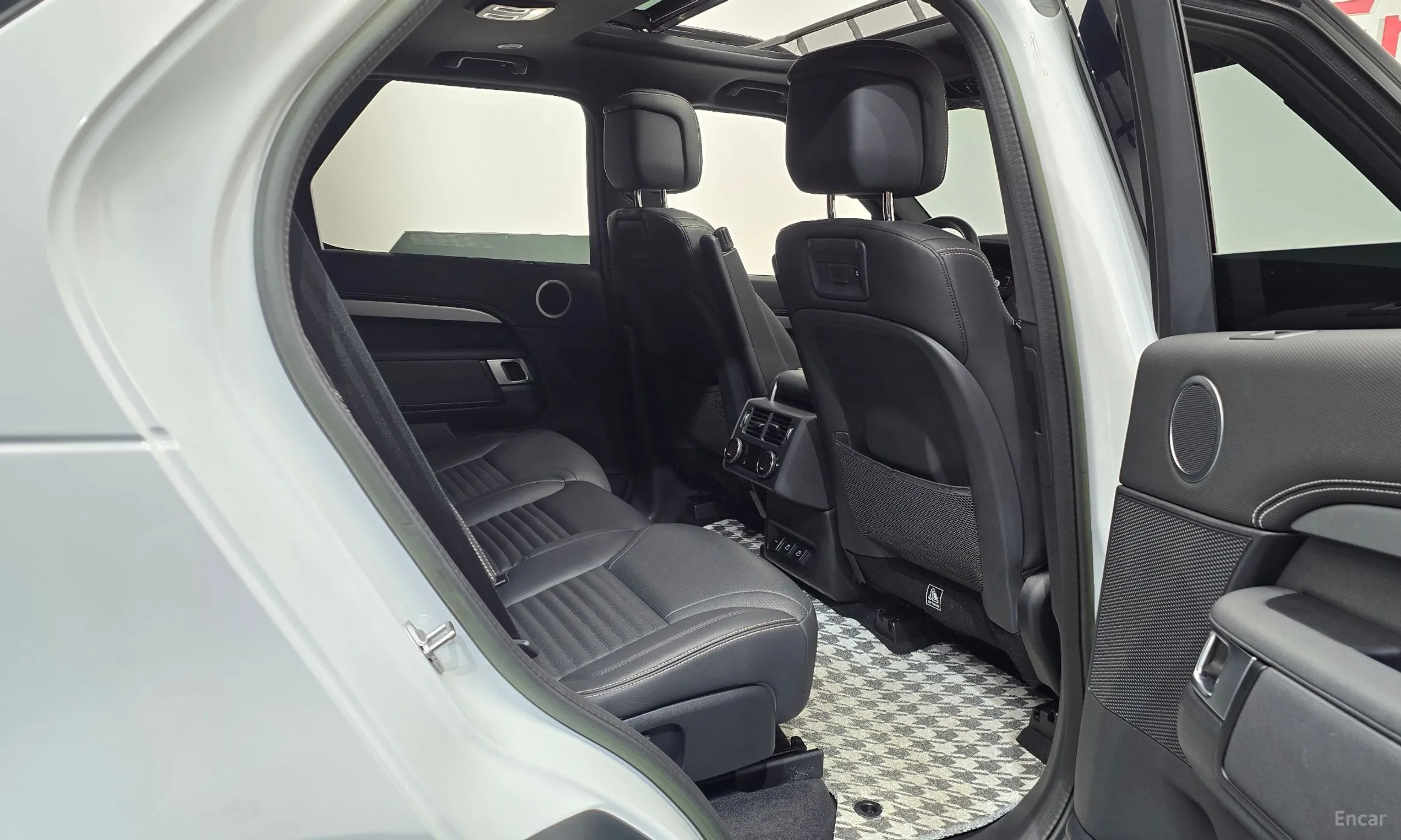 Land Rover Discovery 5 превью 11
