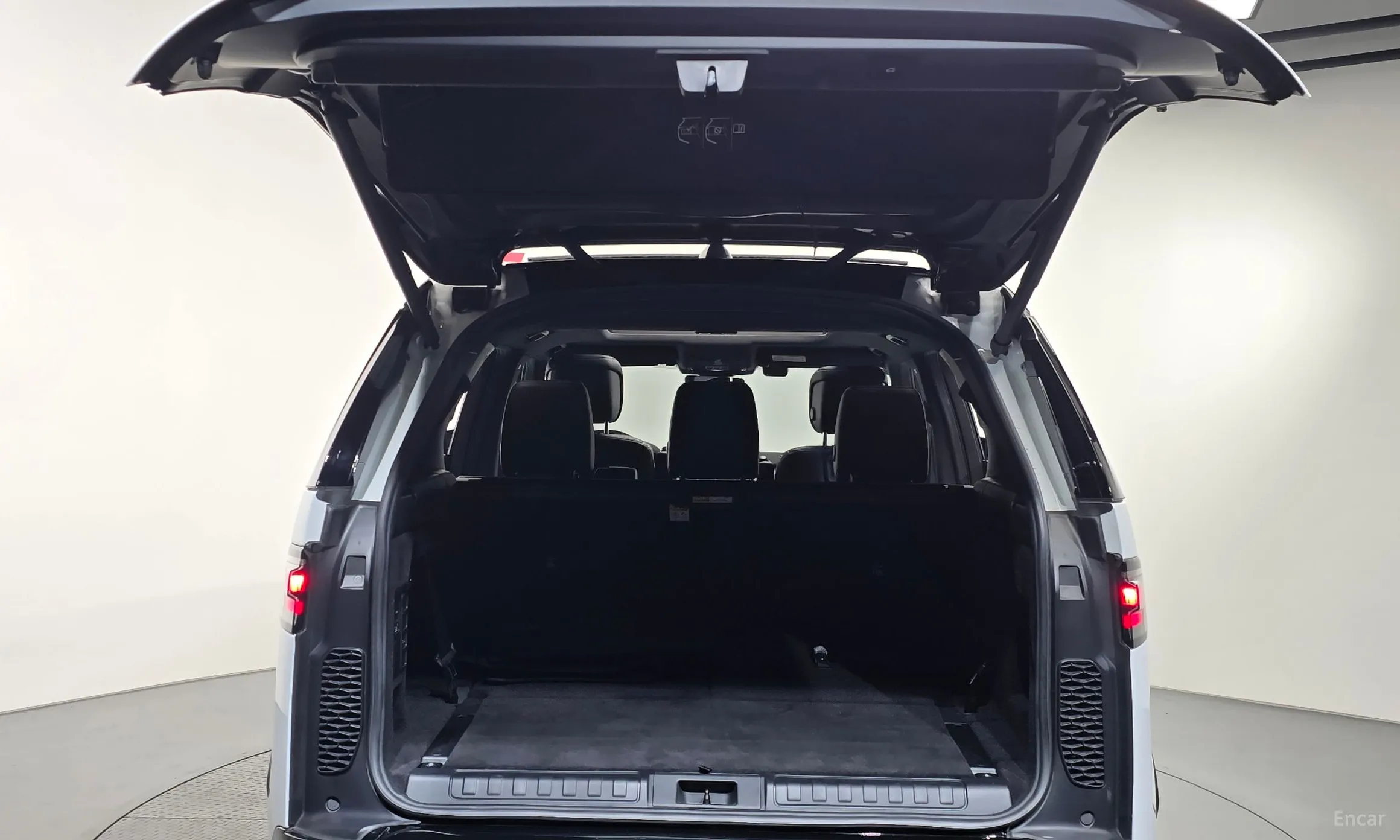 Land Rover Discovery 5 превью 20