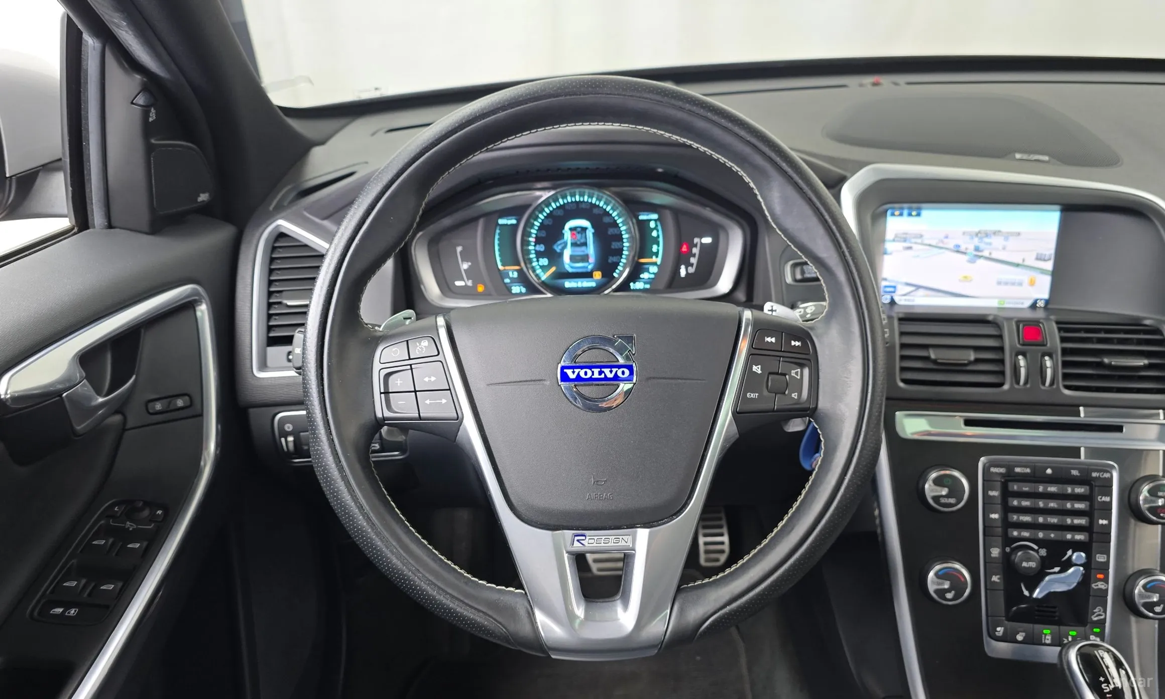 Volvo XC60 превью 13