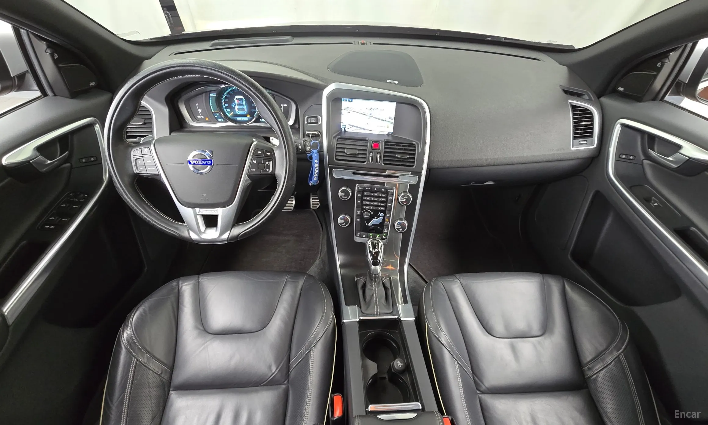 Volvo XC60 превью 7