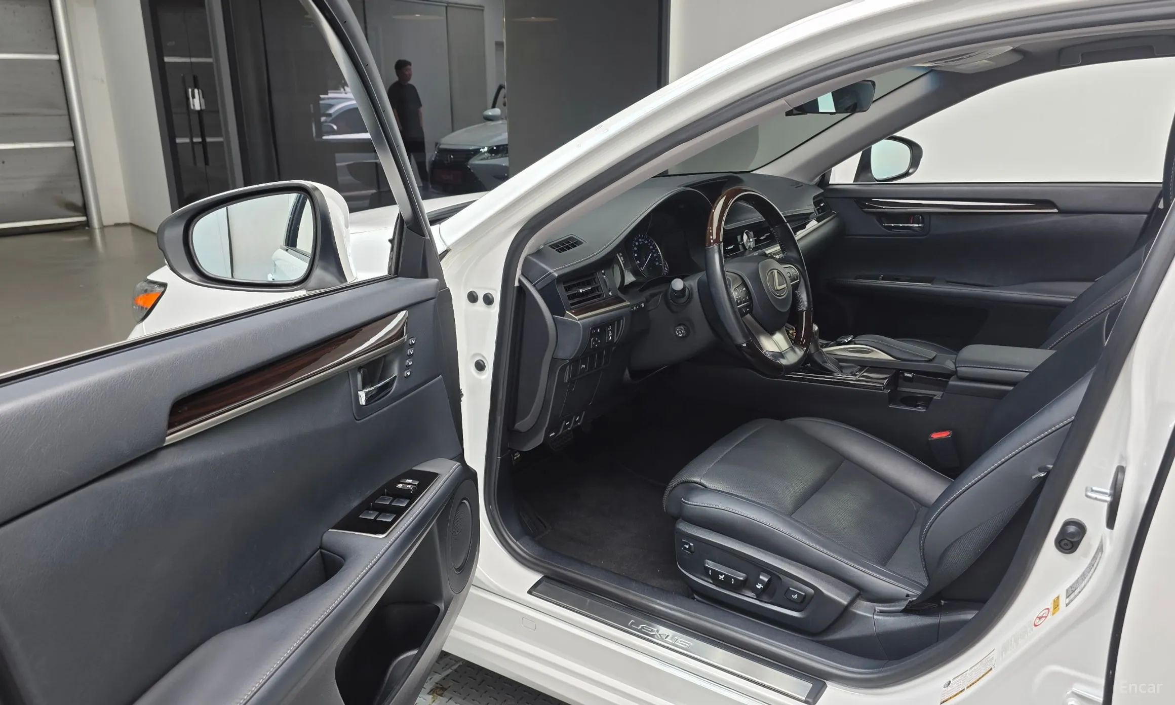 Lexus New ES300h превью 10