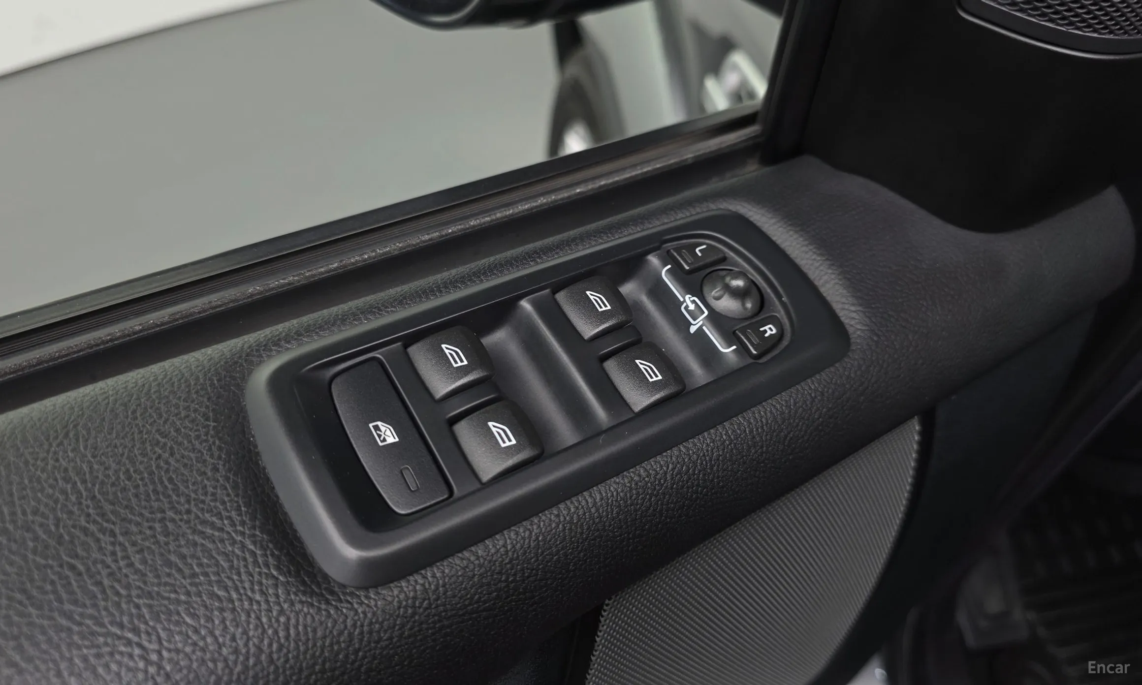 Land Rover Discovery 4 превью 11