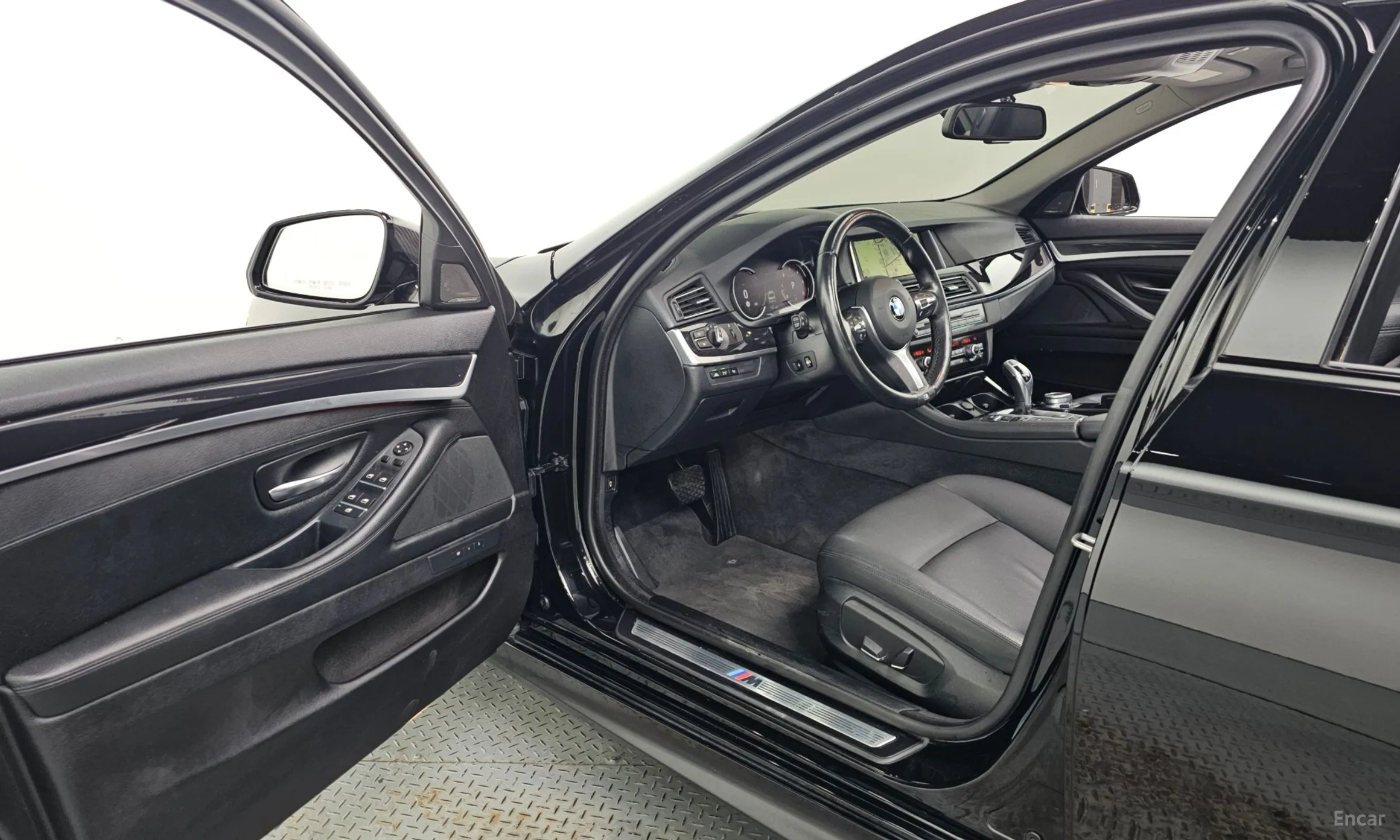 BMW 5 Series (F10) превью 10