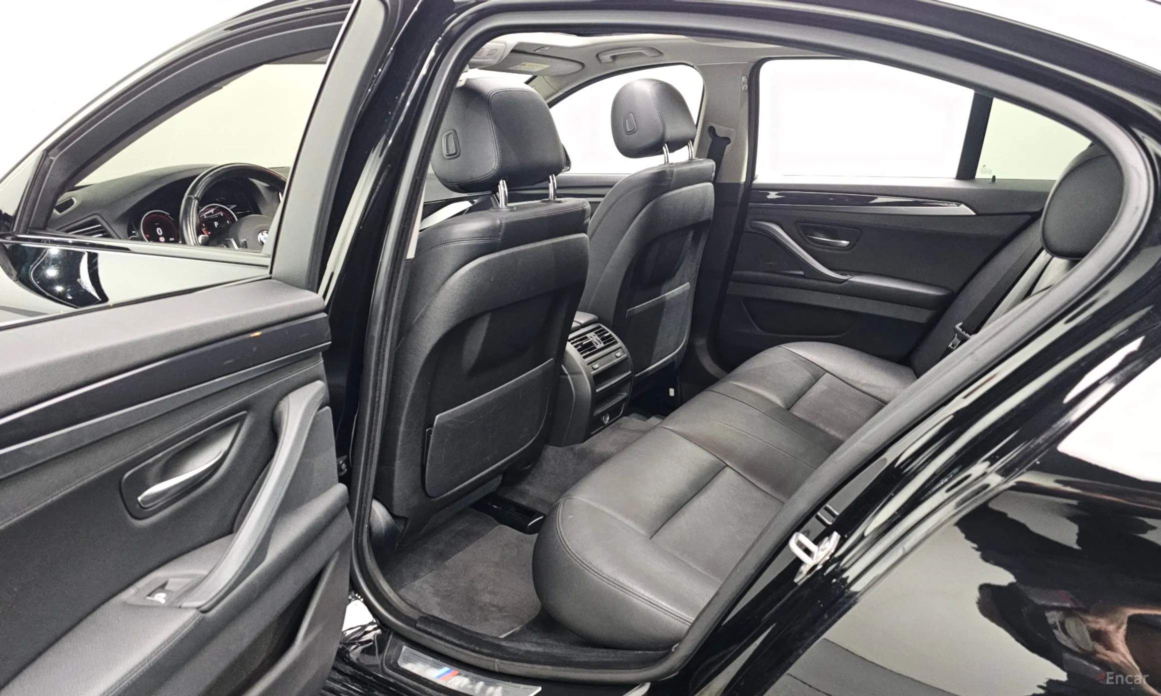 BMW 5 Series (F10) превью 12