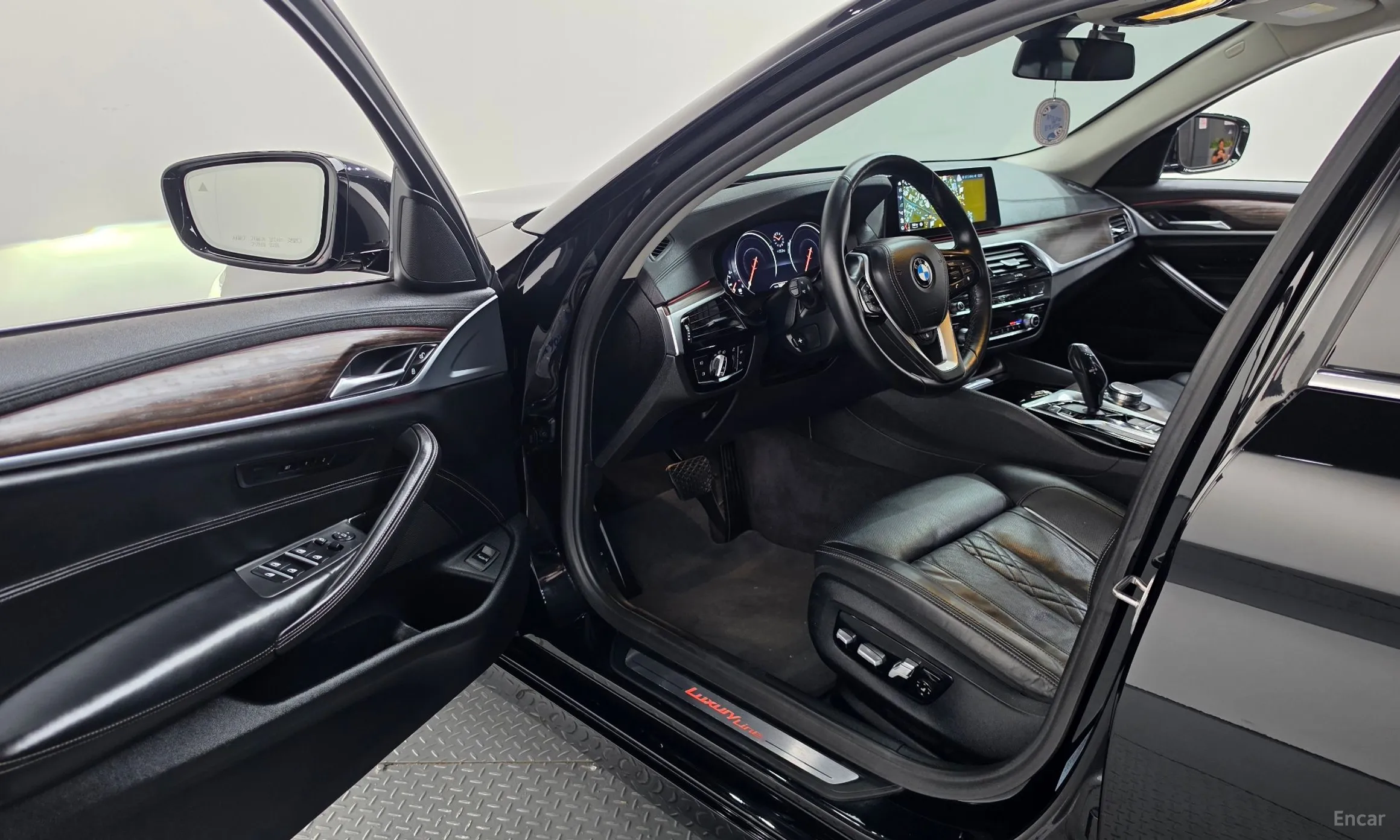 BMW 5 Series (G30) превью 10
