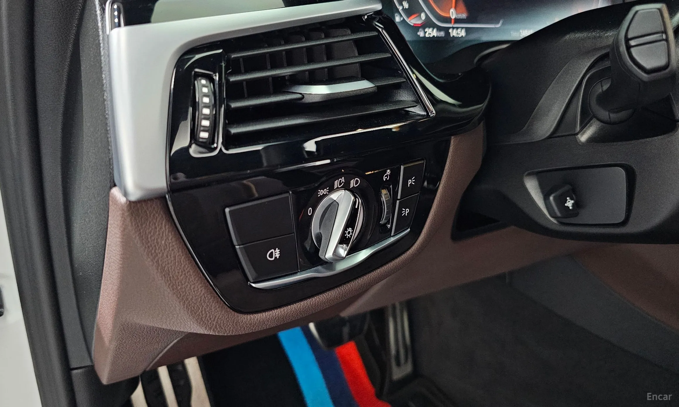 BMW 5 Series (G30) превью 16