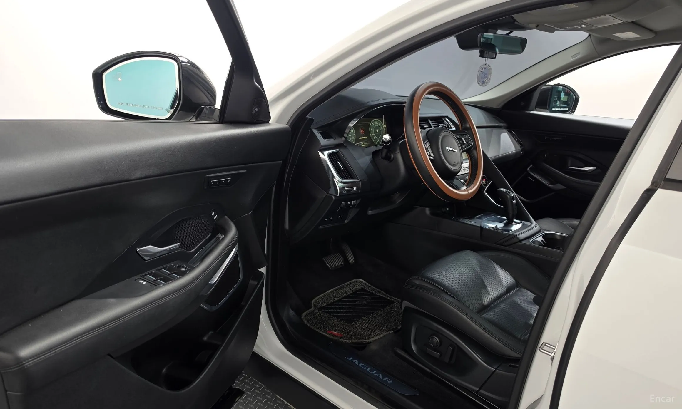 Jaguar E-PACE превью 10