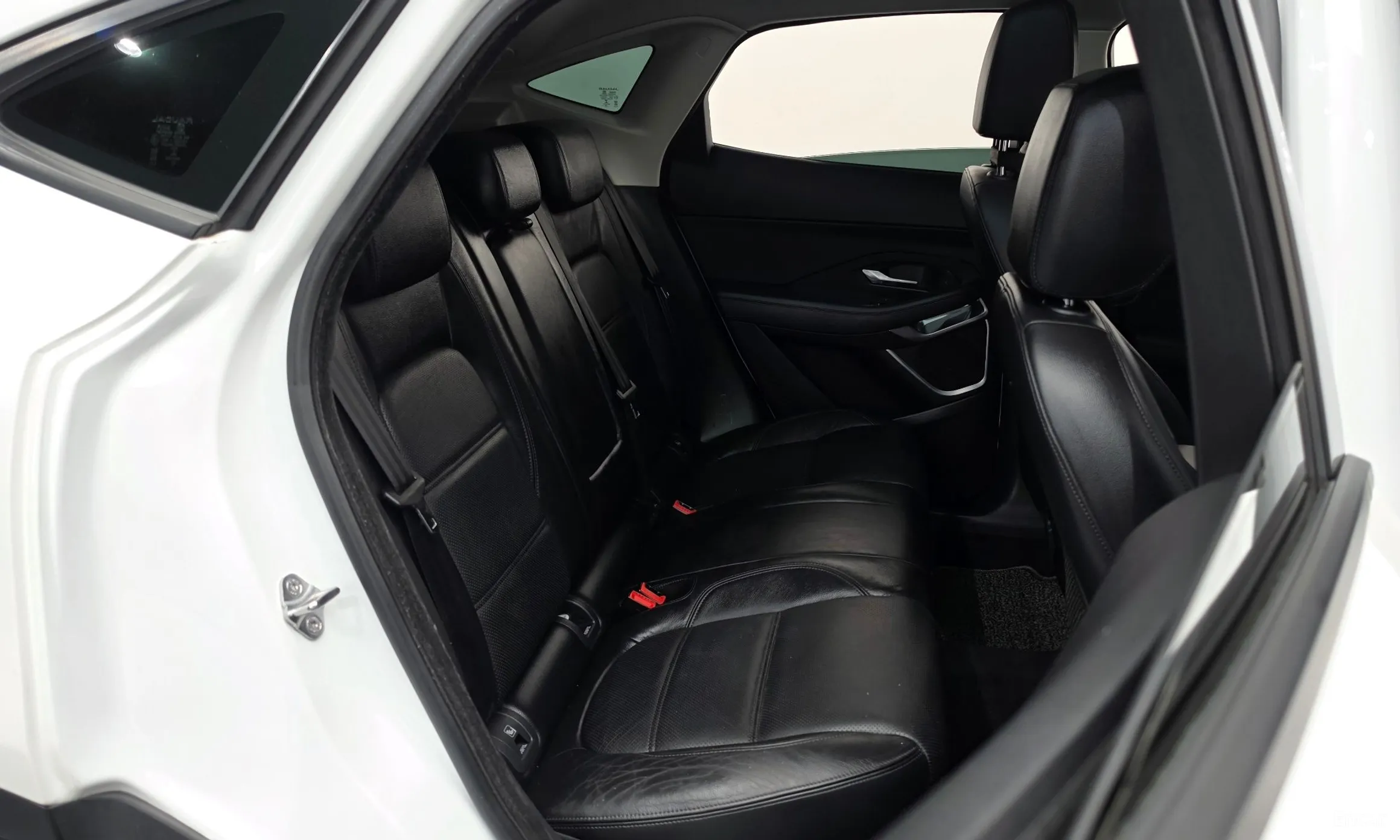 Jaguar E-PACE превью 11