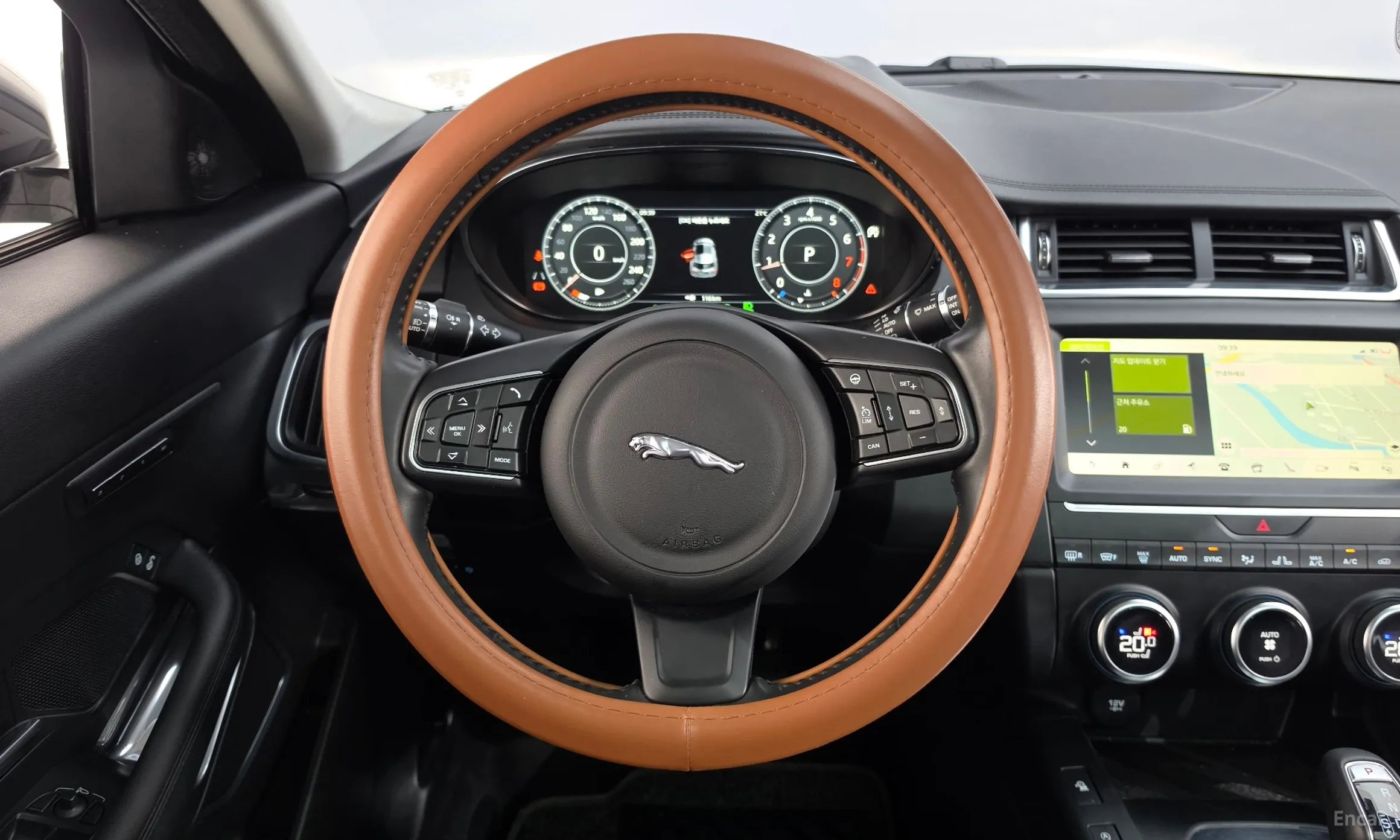 Jaguar E-PACE превью 15