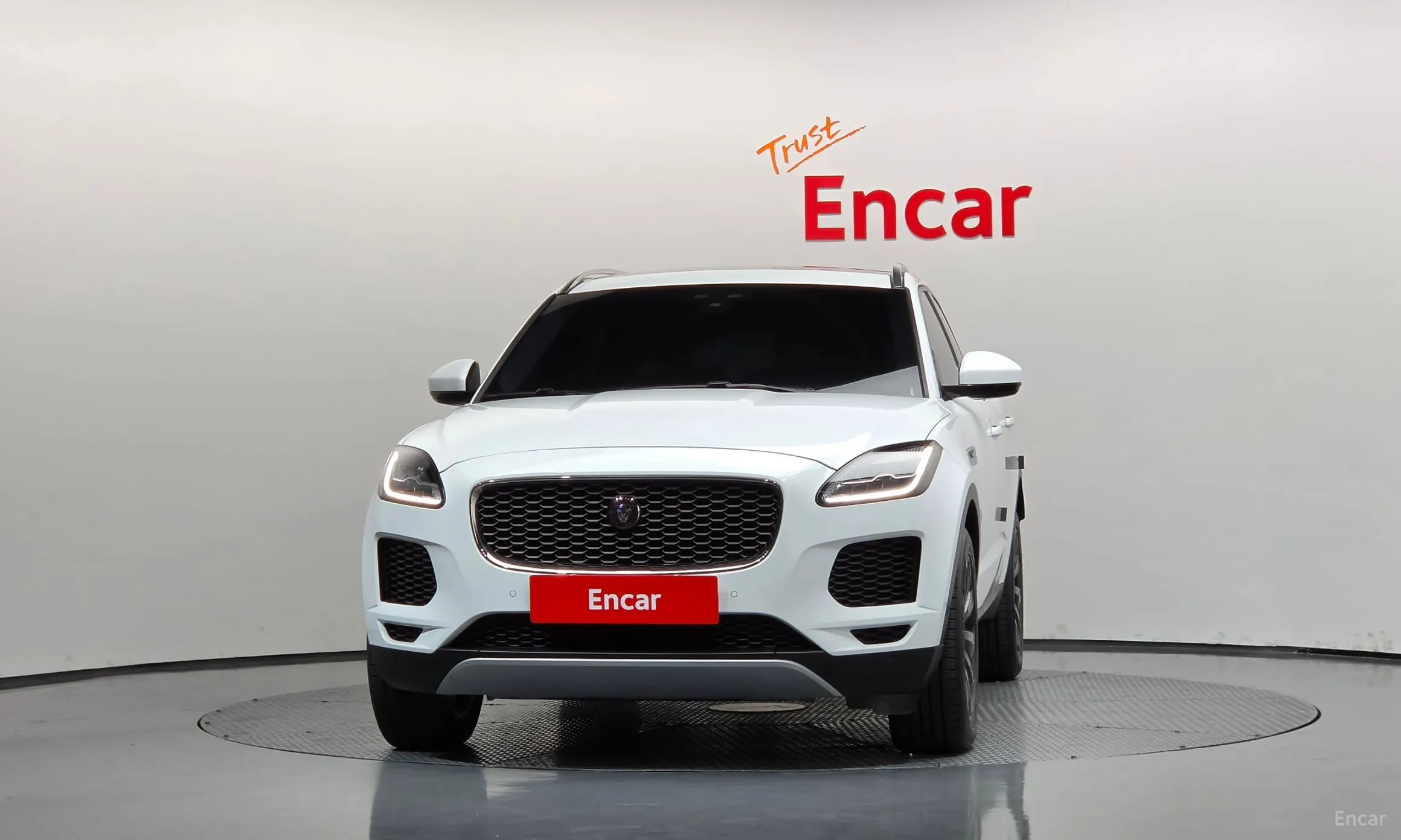 Jaguar E-PACE превью 3