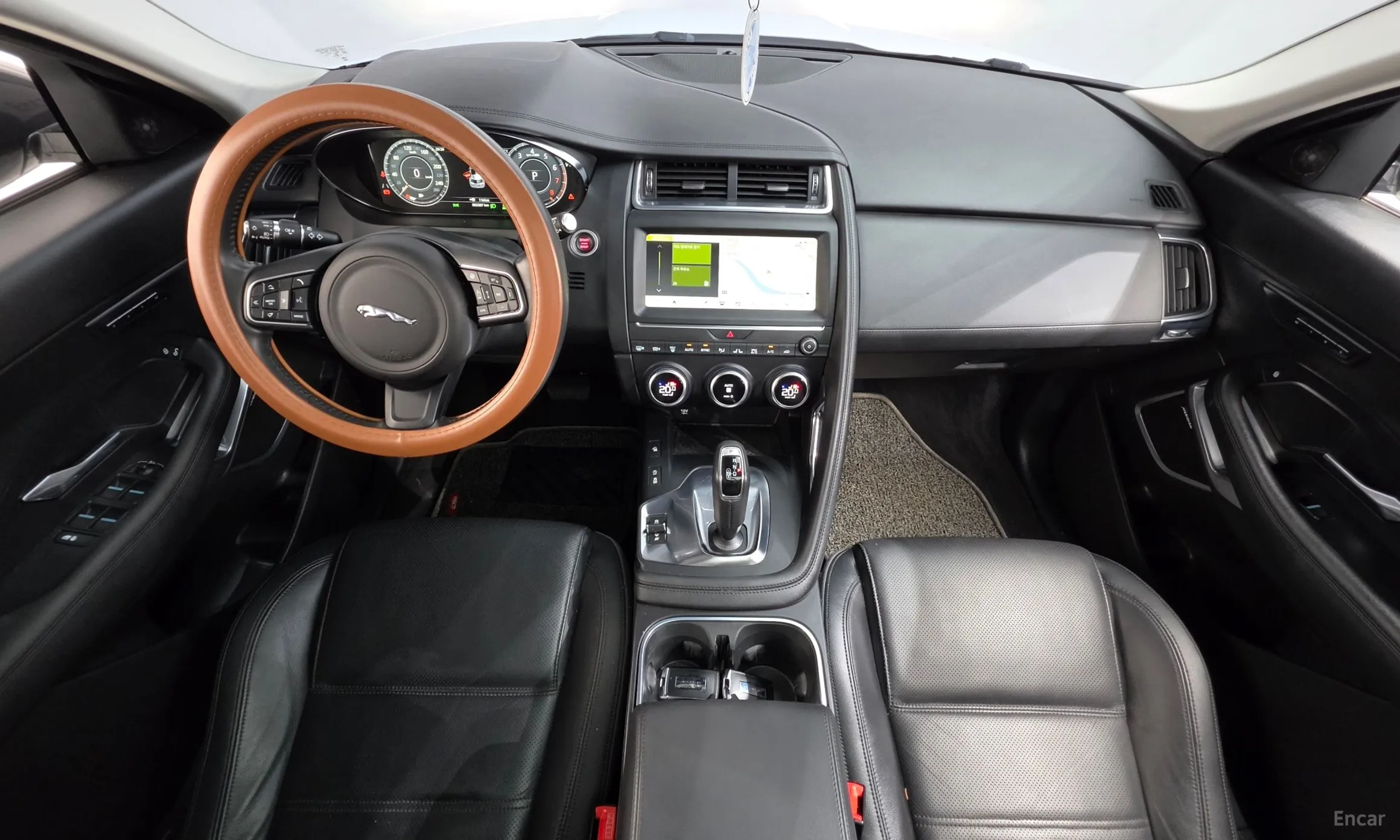 Jaguar E-PACE превью 7