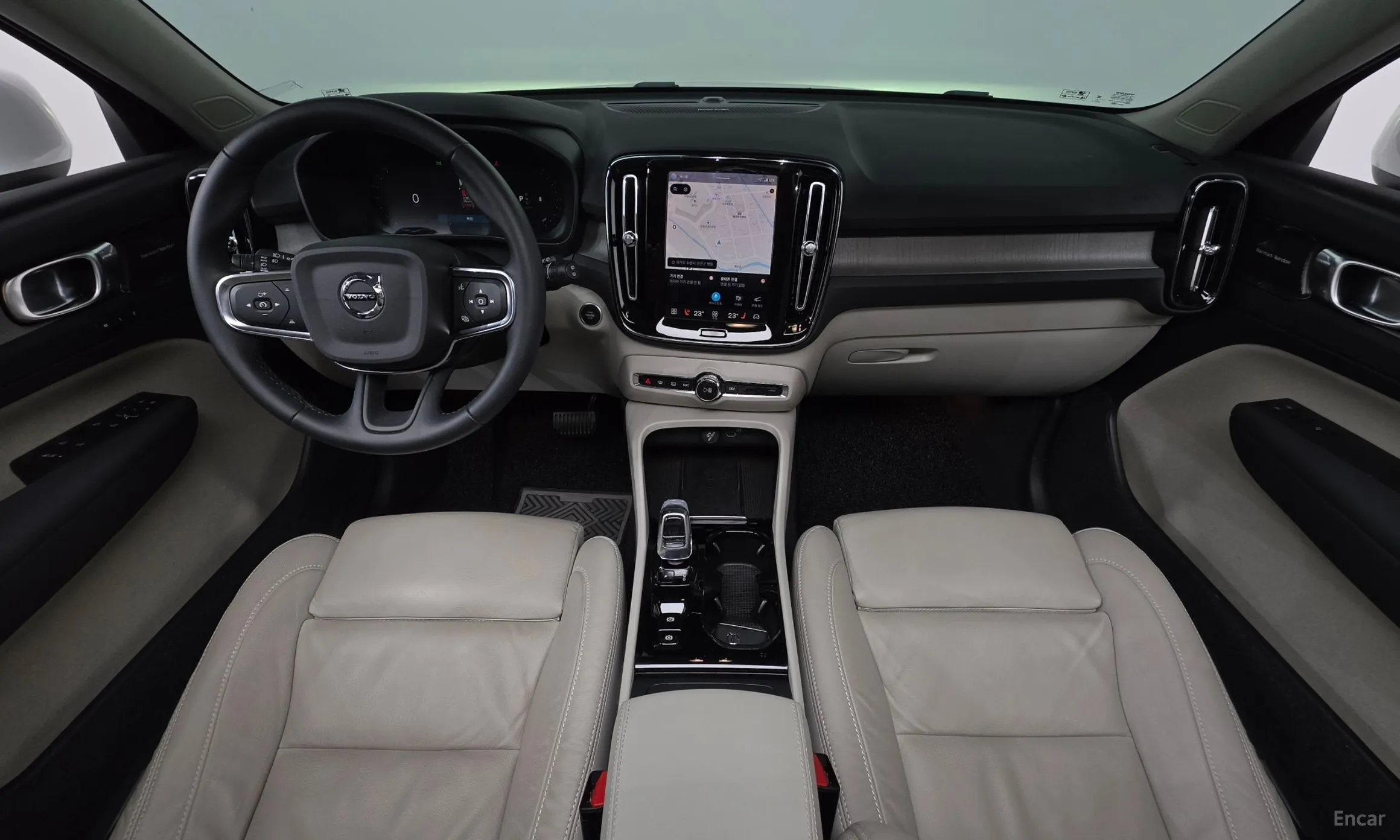 Volvo XC40 превью 7