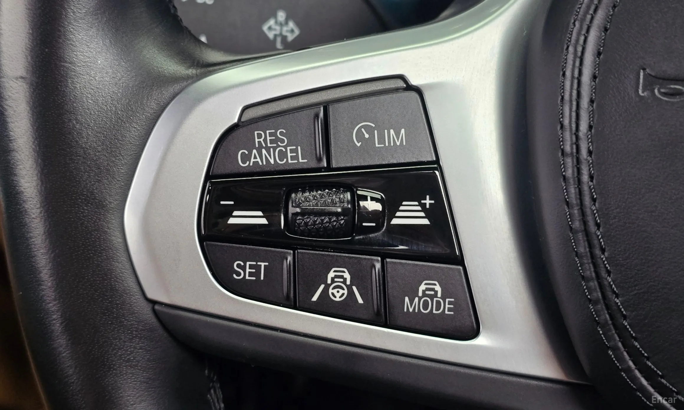 BMW 5 Series (G30) превью 15