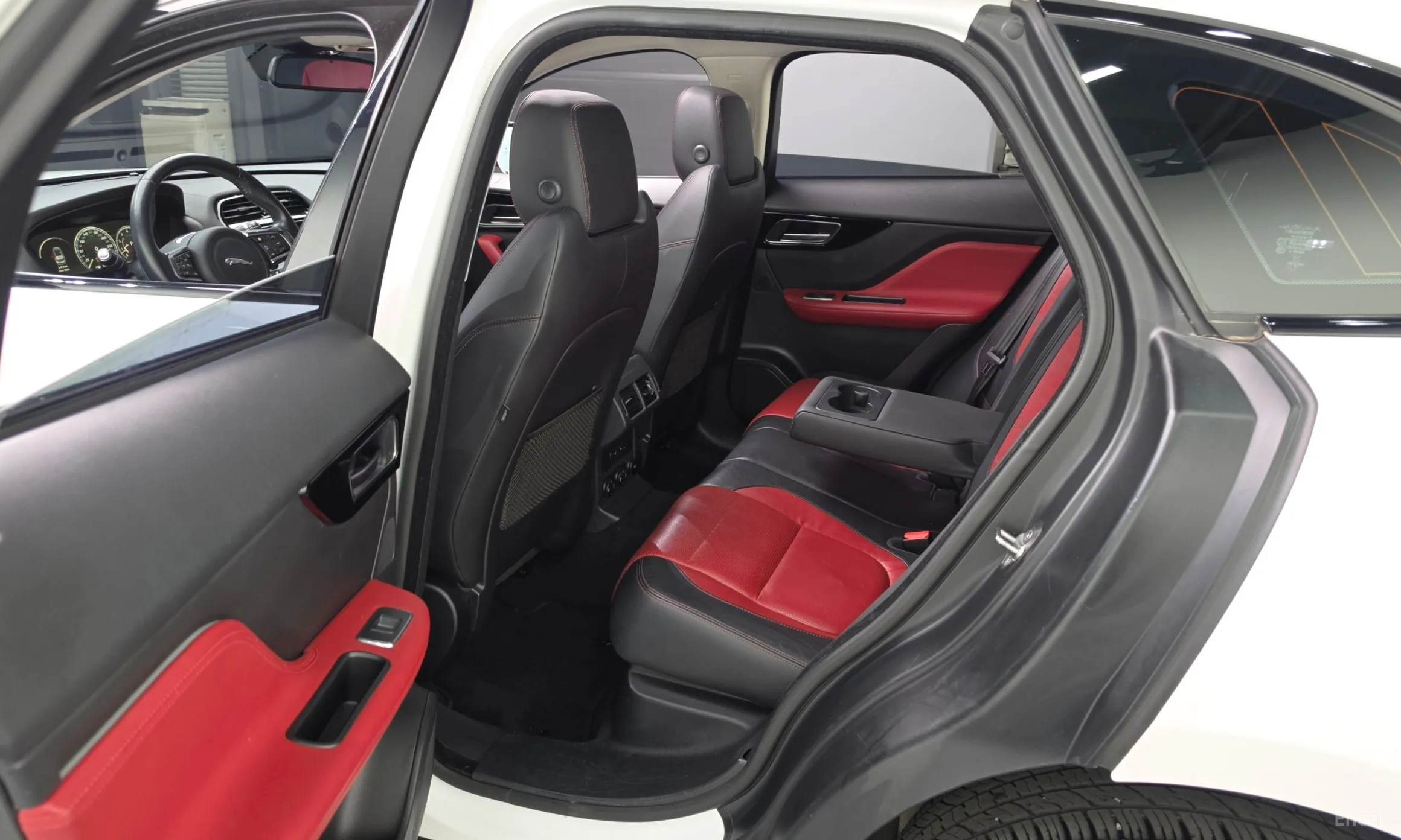 Jaguar F-PACE превью 11