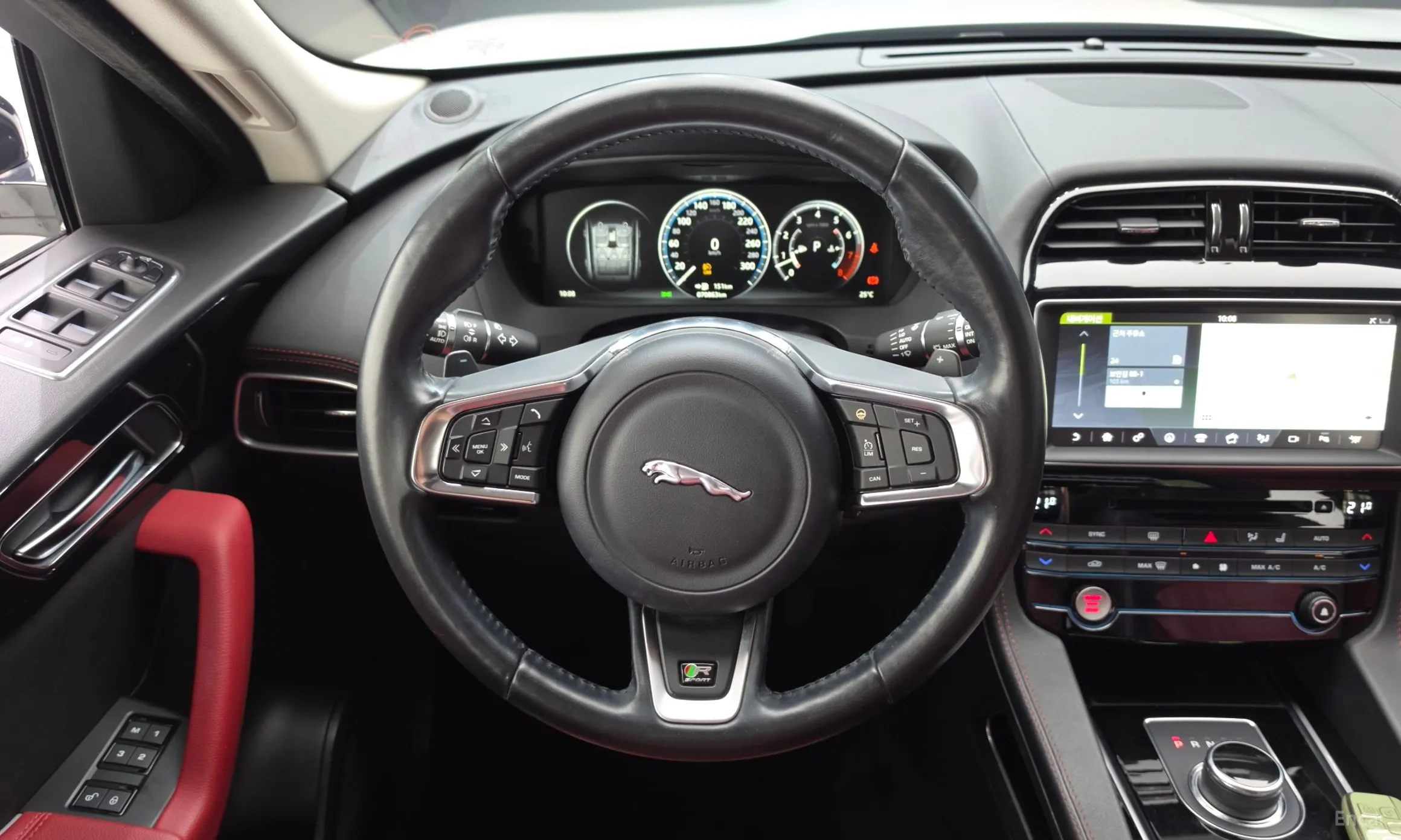 Jaguar F-PACE превью 13