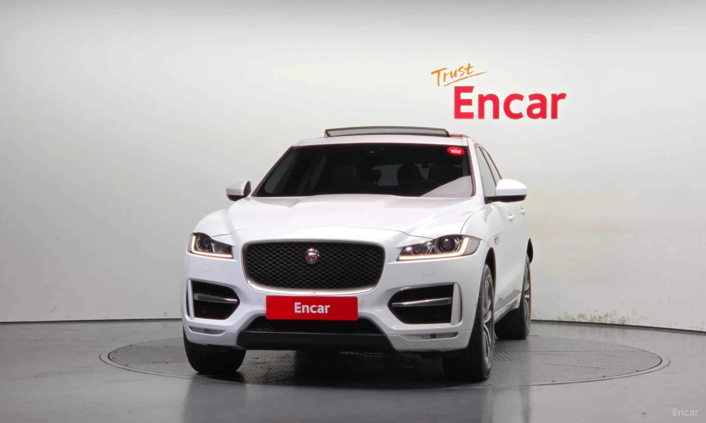 Jaguar F-PACE превью 3