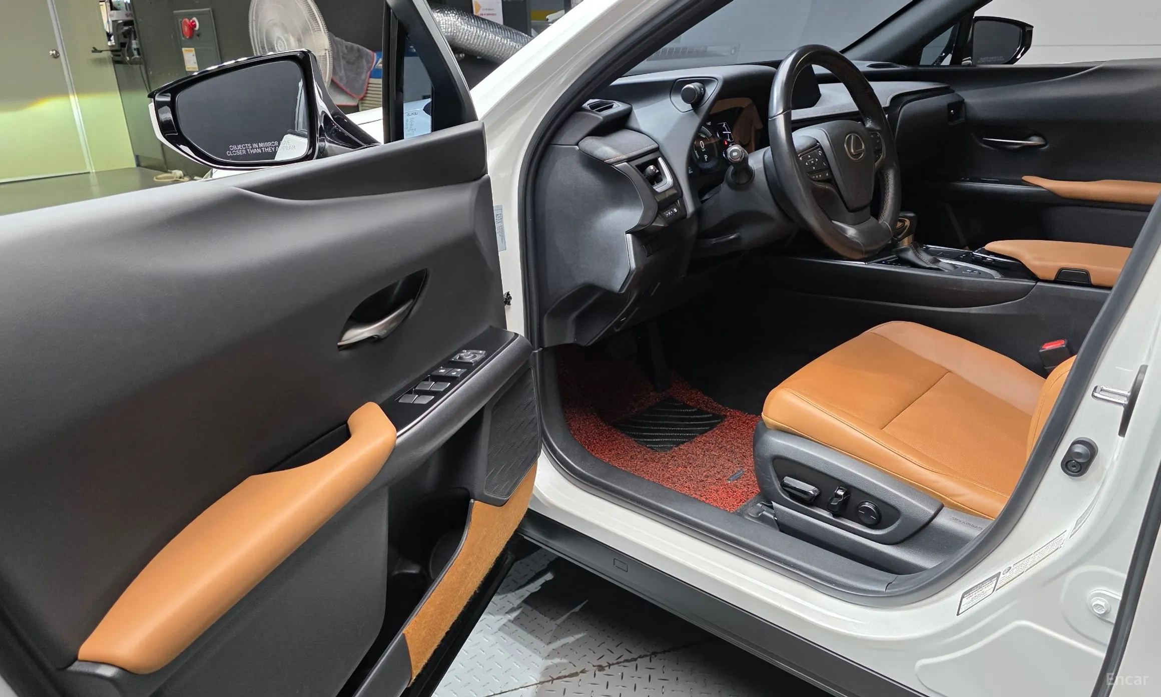 Lexus UX250h превью 10