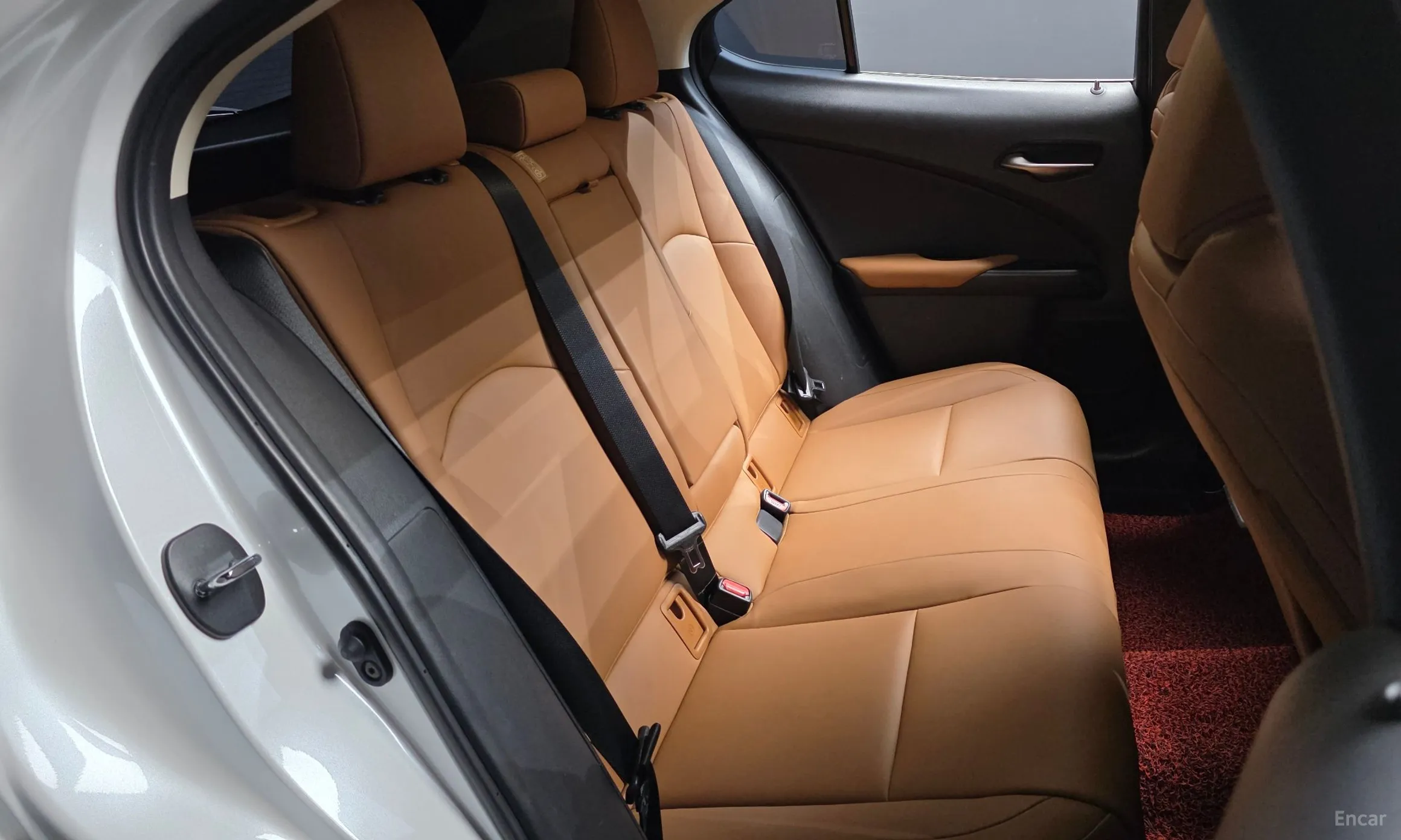 Lexus UX250h превью 11