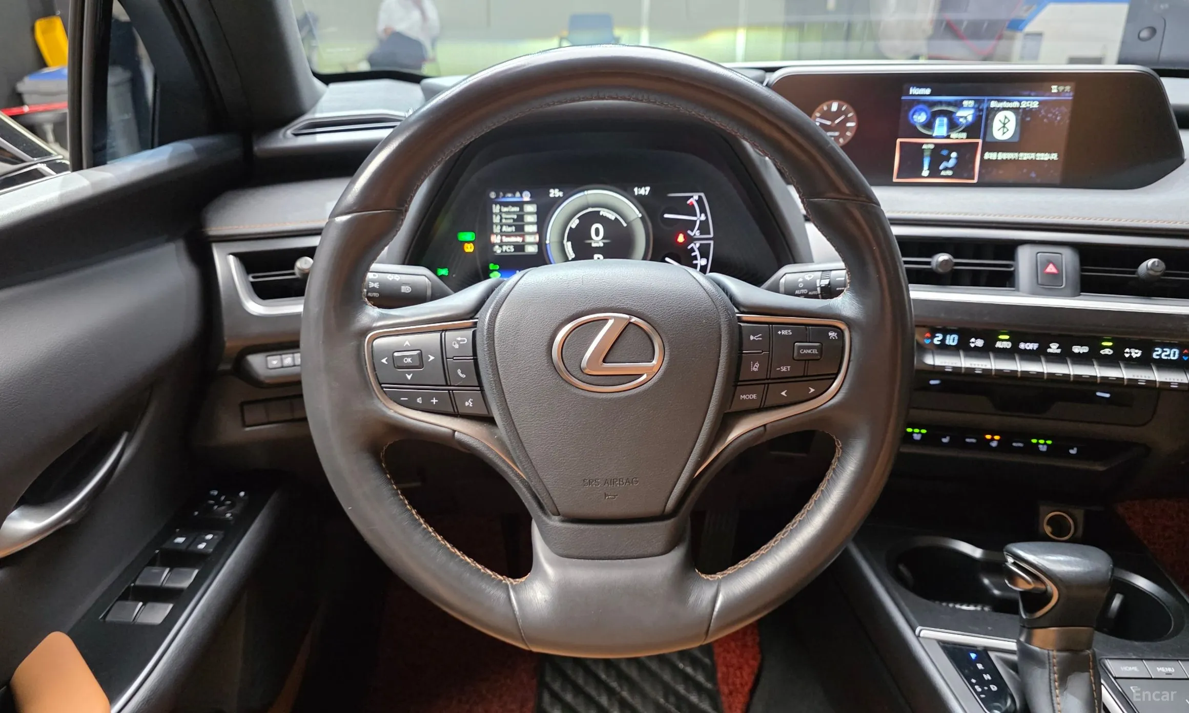 Lexus UX250h превью 13