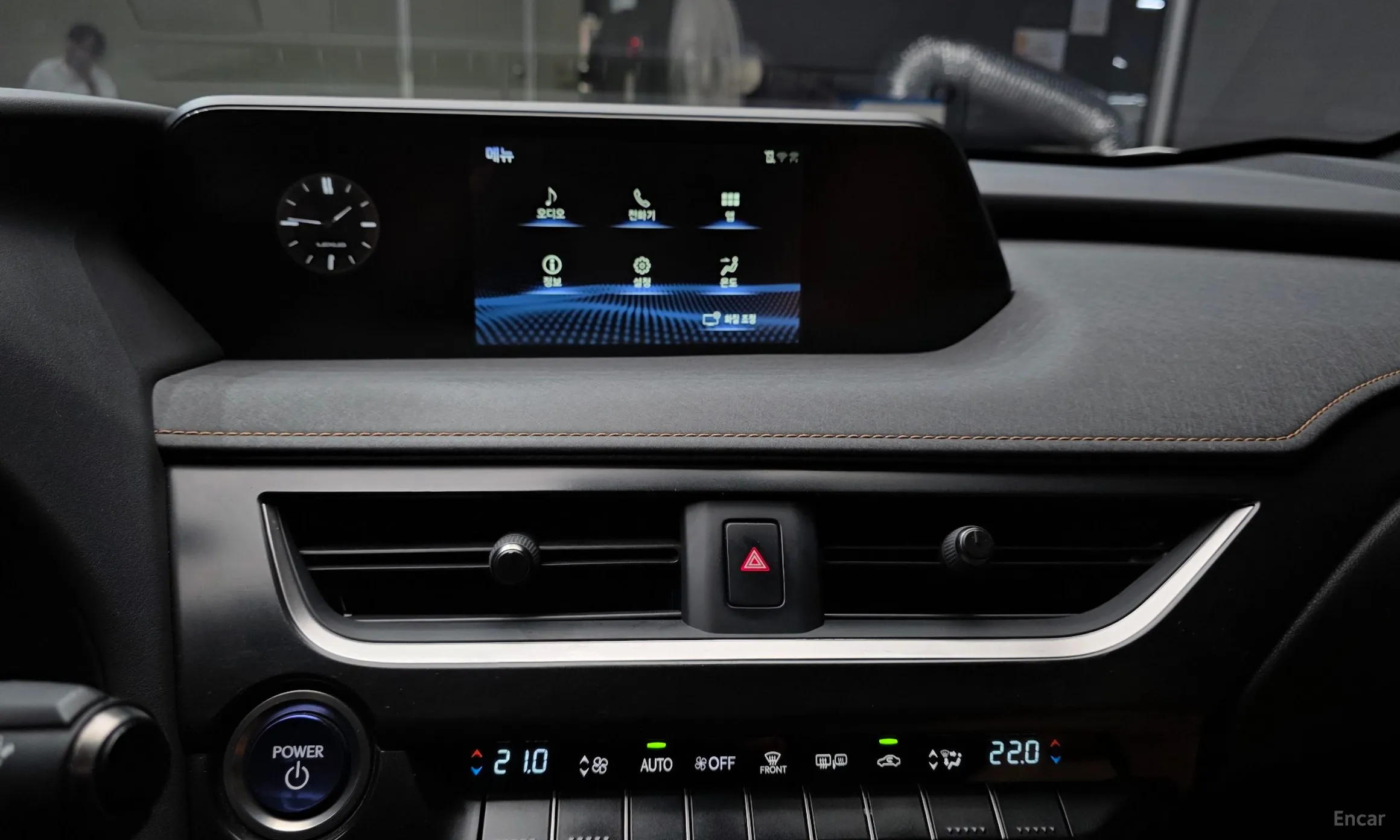 Lexus UX250h превью 14