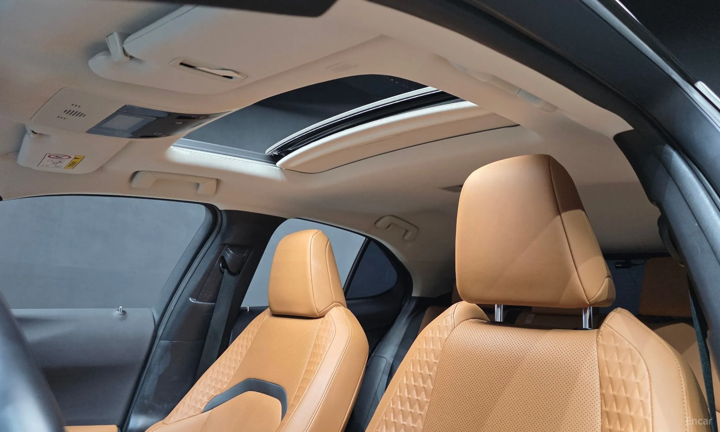 Lexus UX250h превью 17