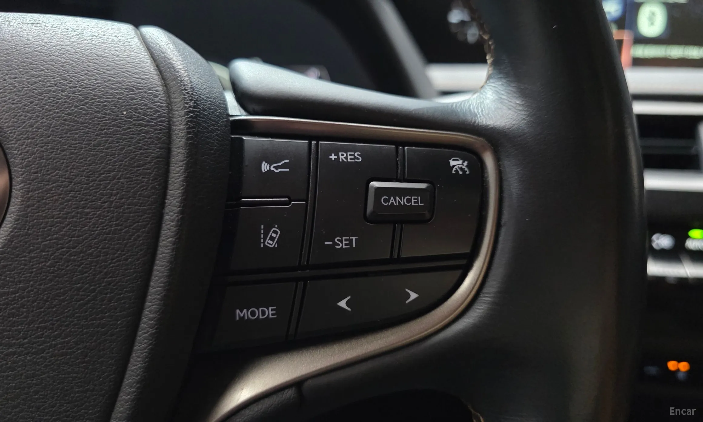 Lexus UX250h превью 18