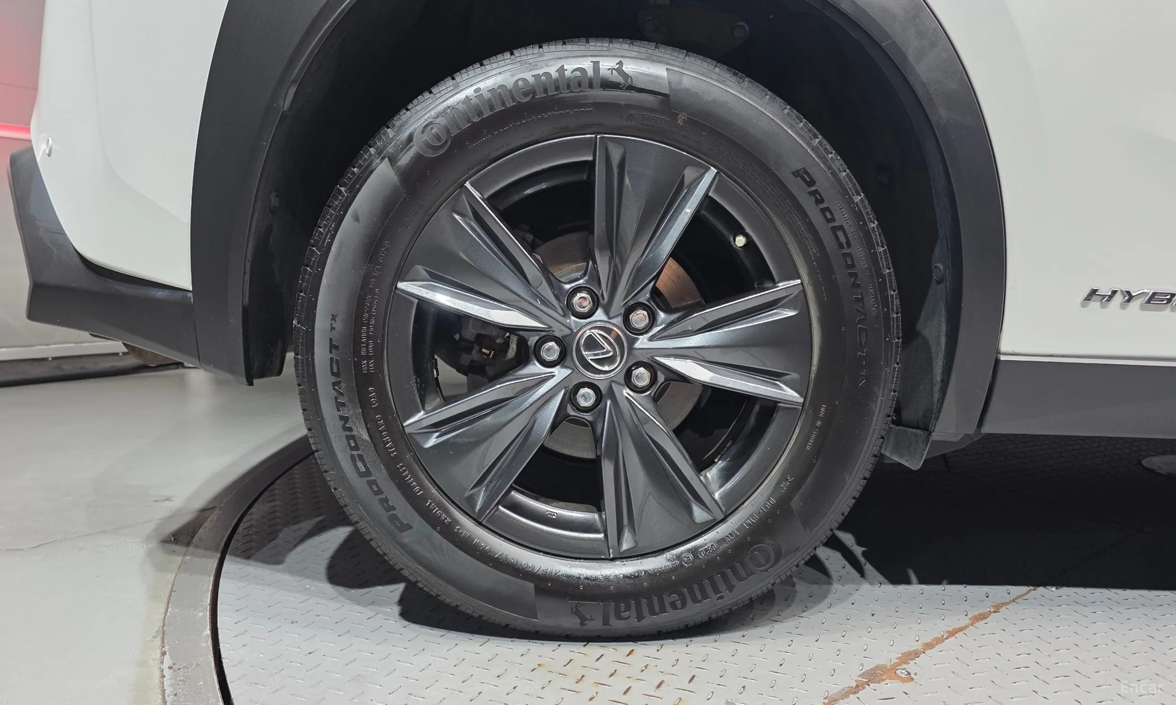 Lexus UX250h превью 5