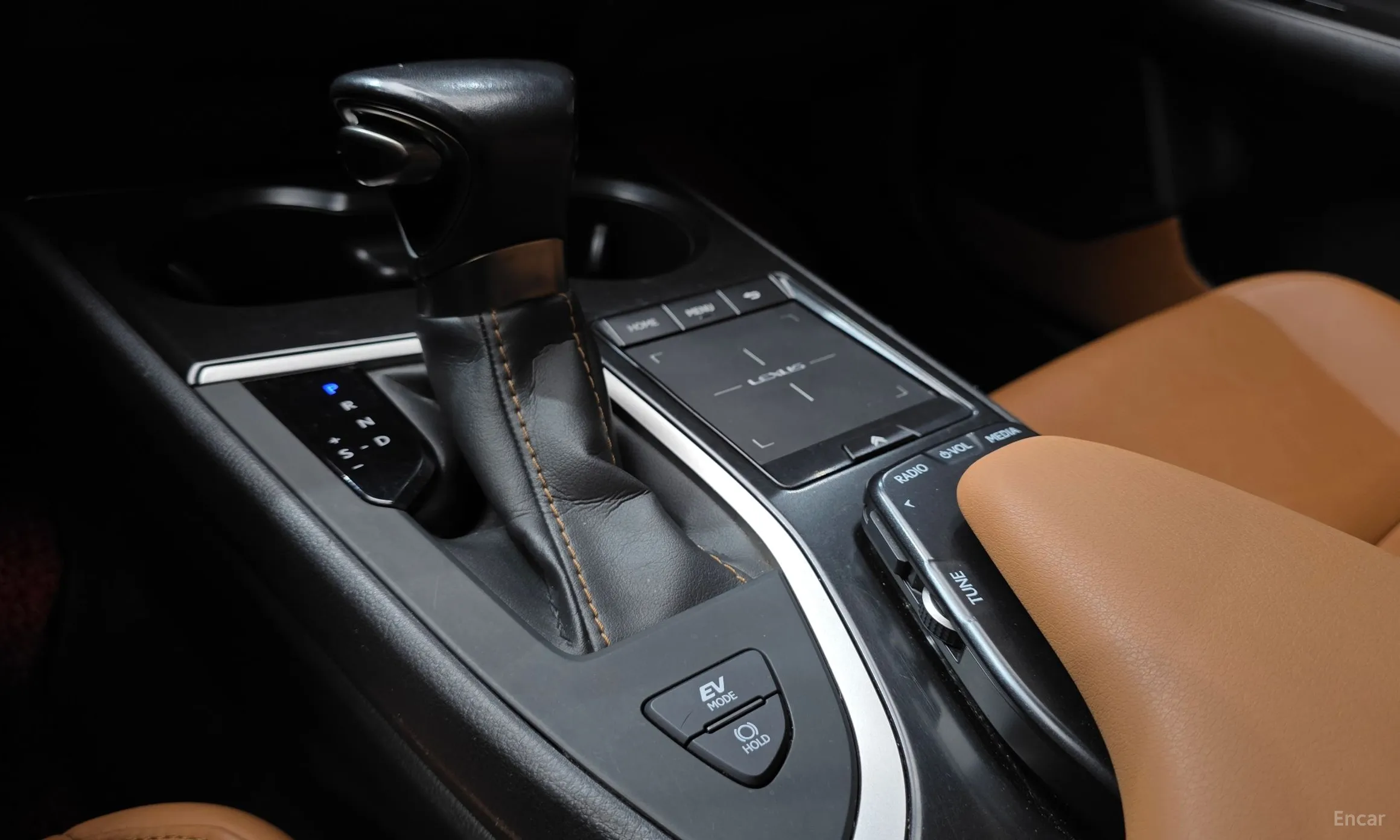Lexus UX250h превью 9