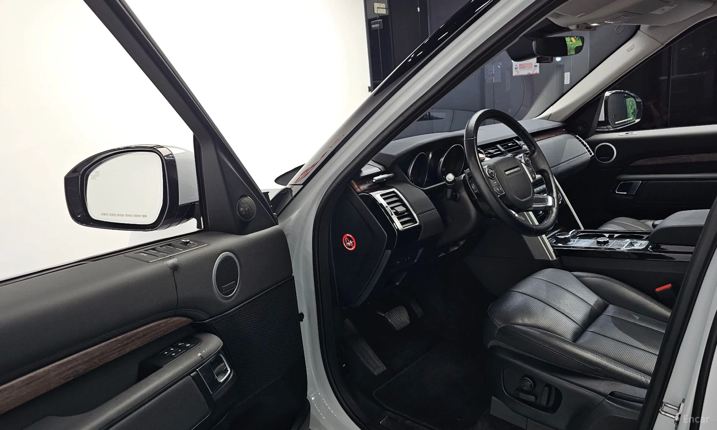 Land Rover Discovery 5 превью 10
