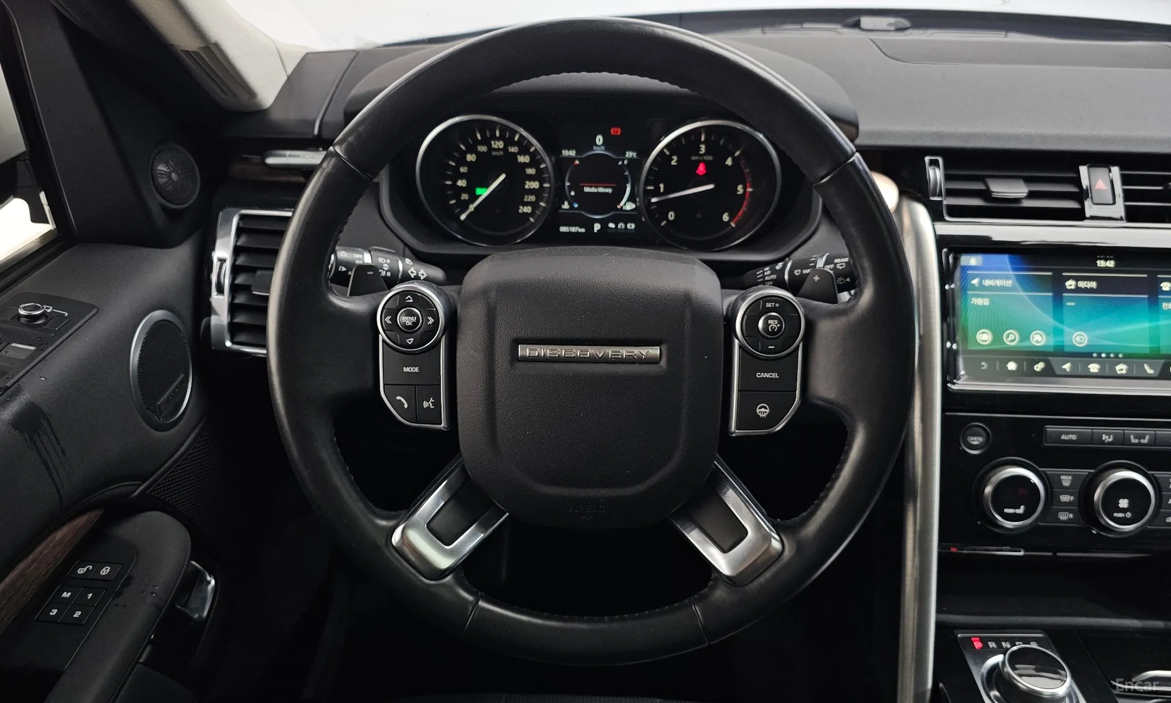 Land Rover Discovery 5 превью 13