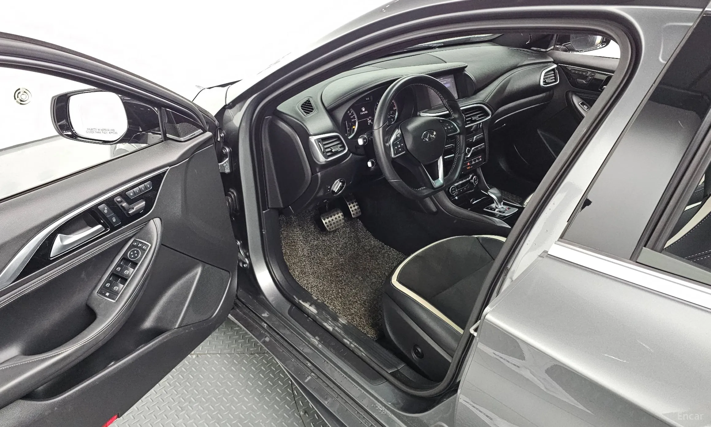 Infiniti Q30 превью 11
