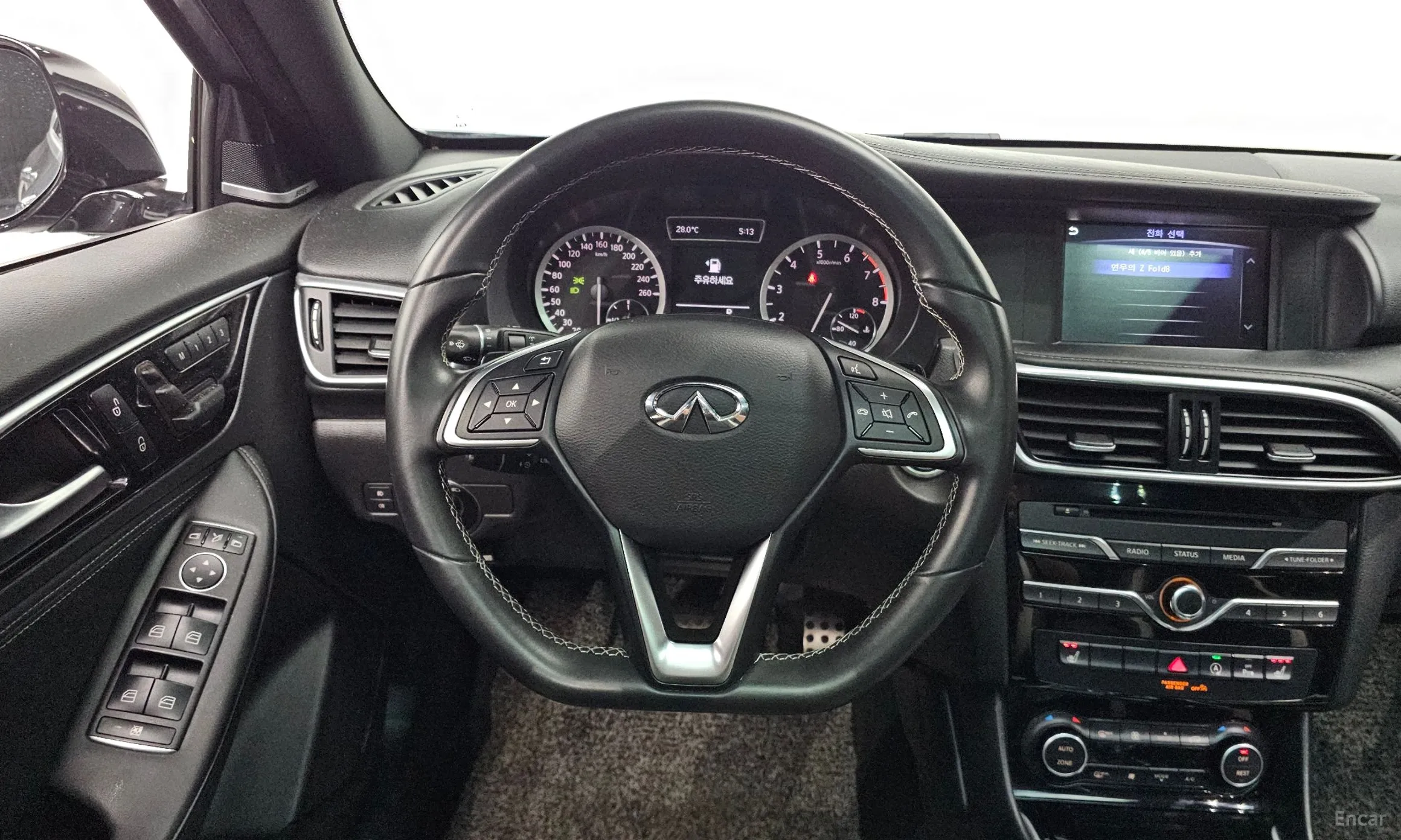 Infiniti Q30 превью 13
