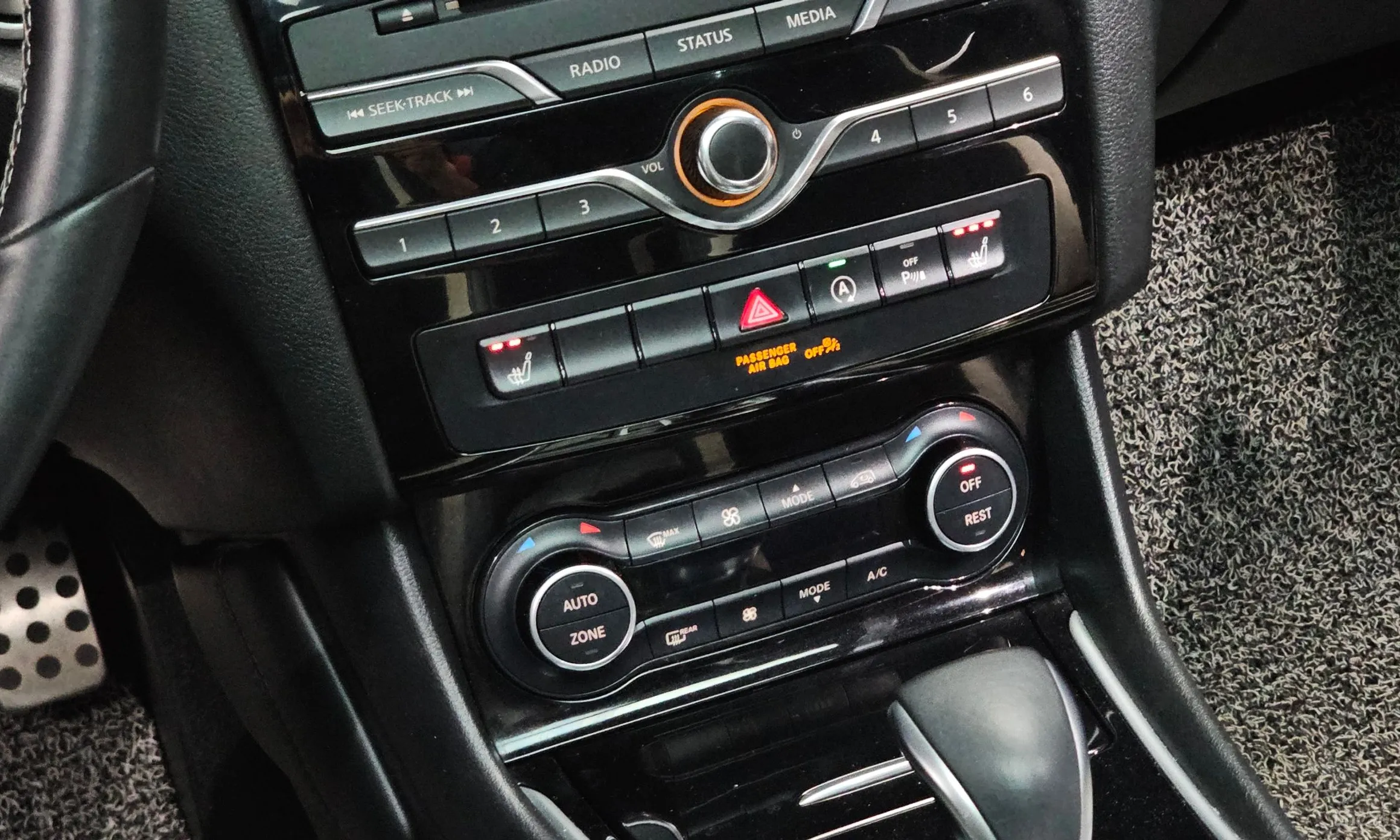 Infiniti Q30 превью 18