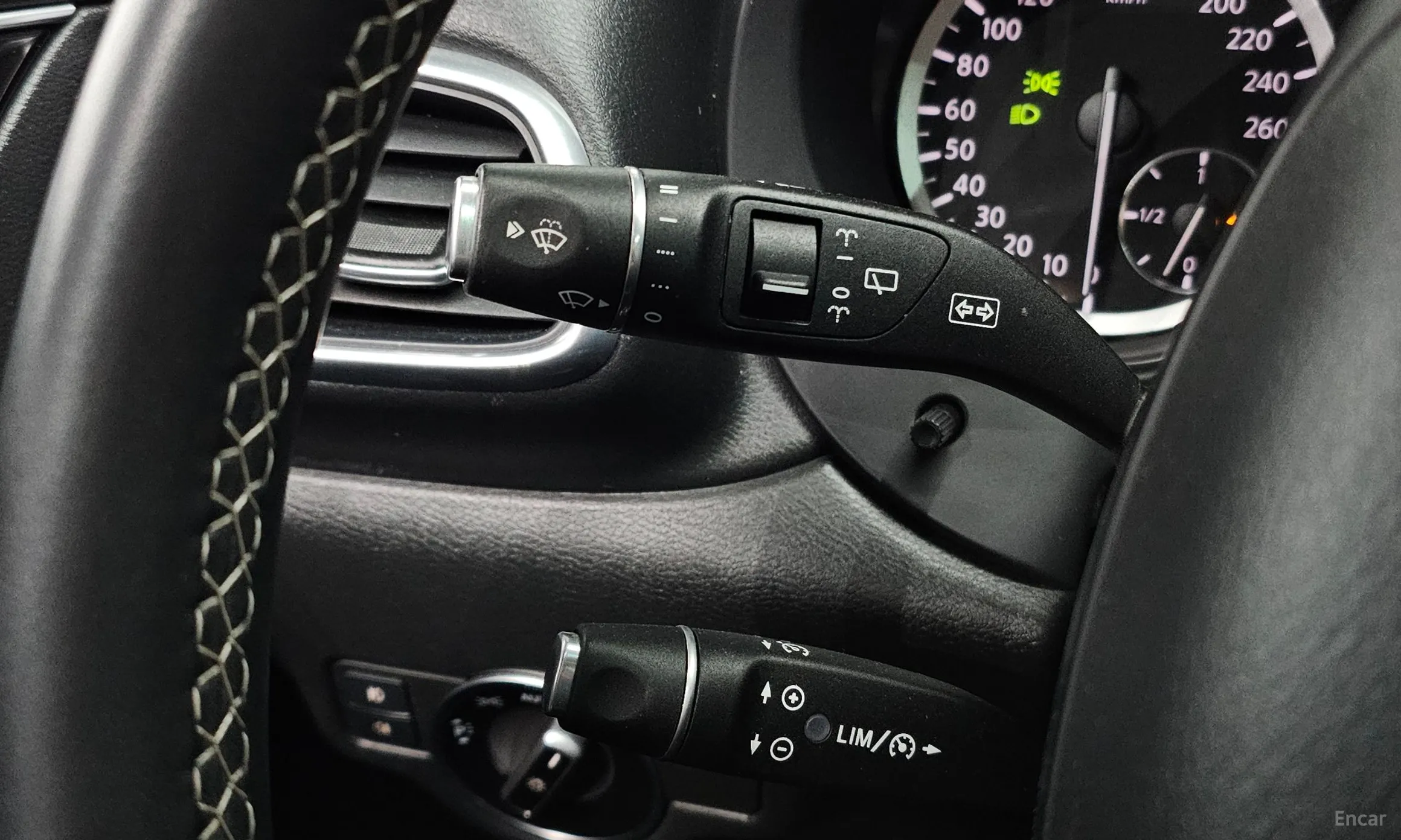 Infiniti Q30 превью 19