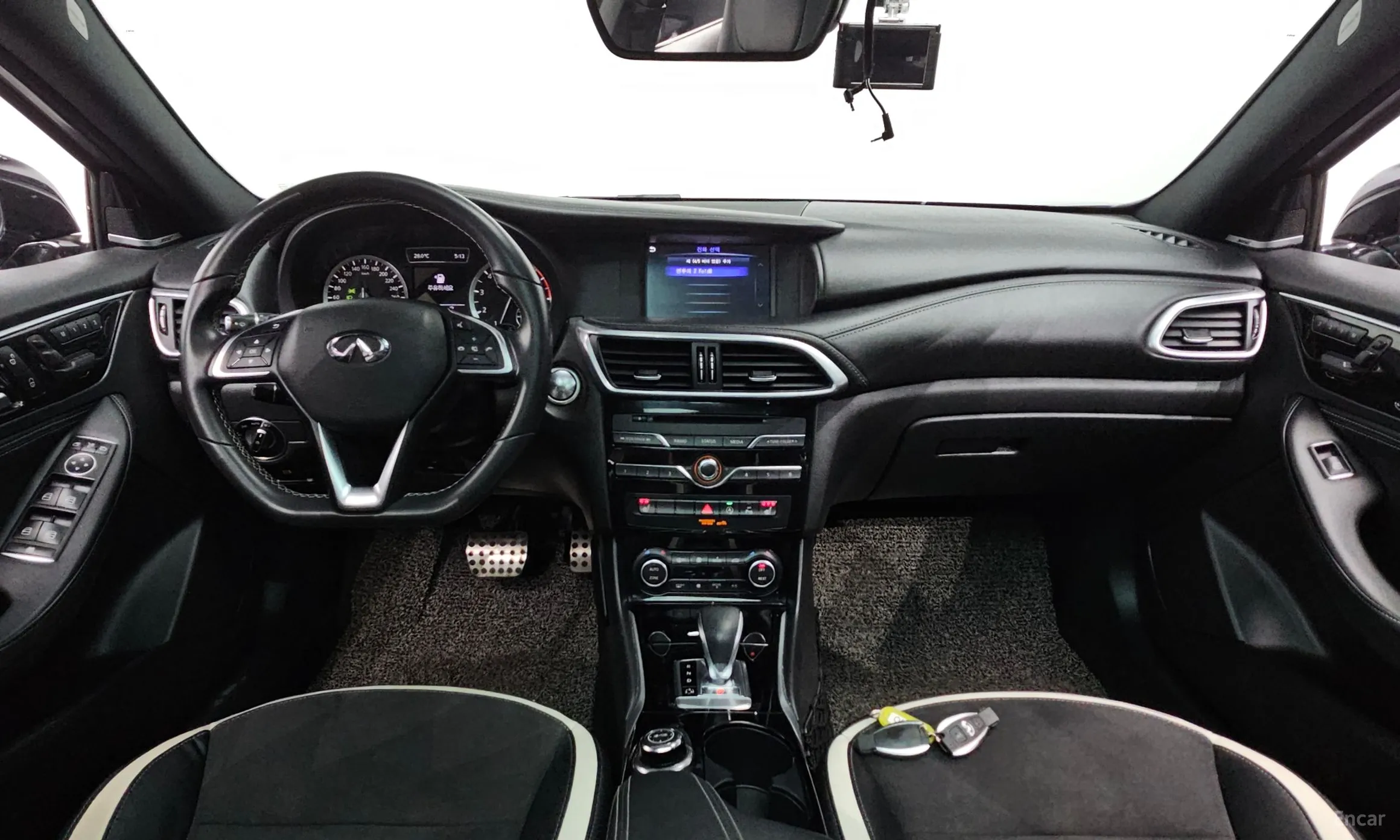 Infiniti Q30 превью 7