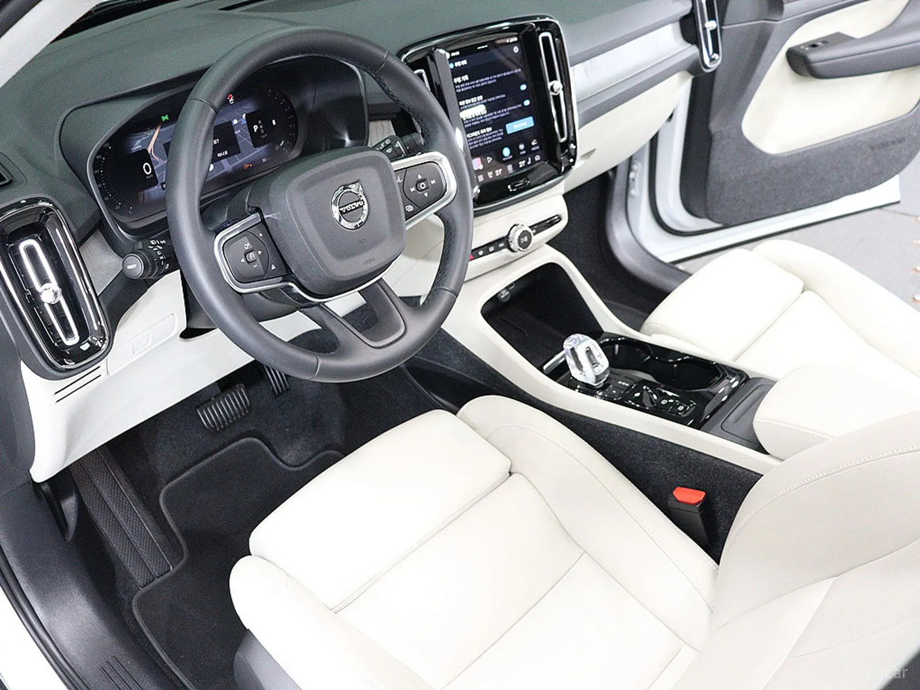 Volvo XC40 превью 16