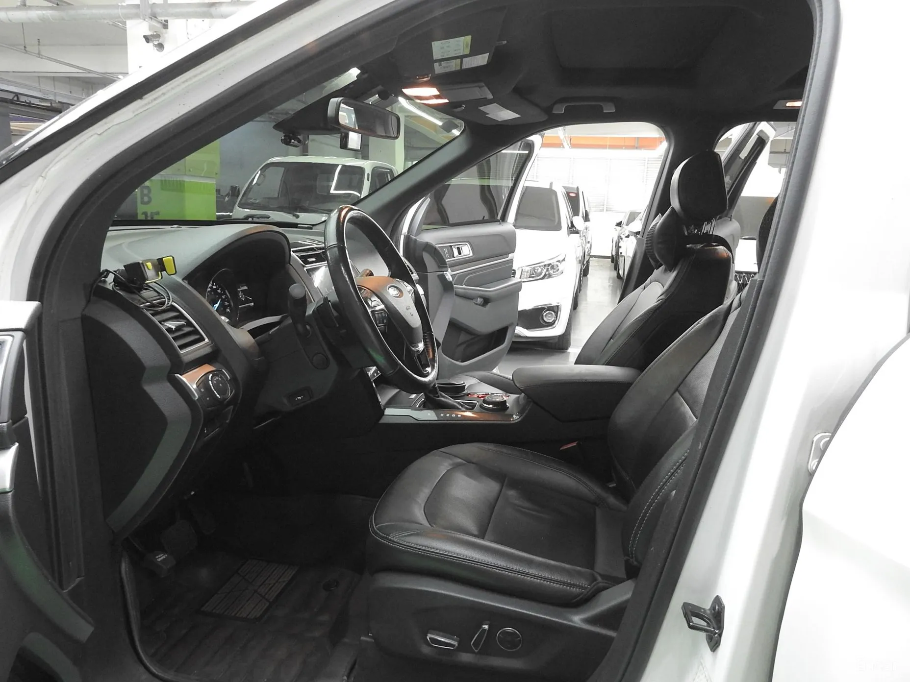 Ford Explorer превью 10
