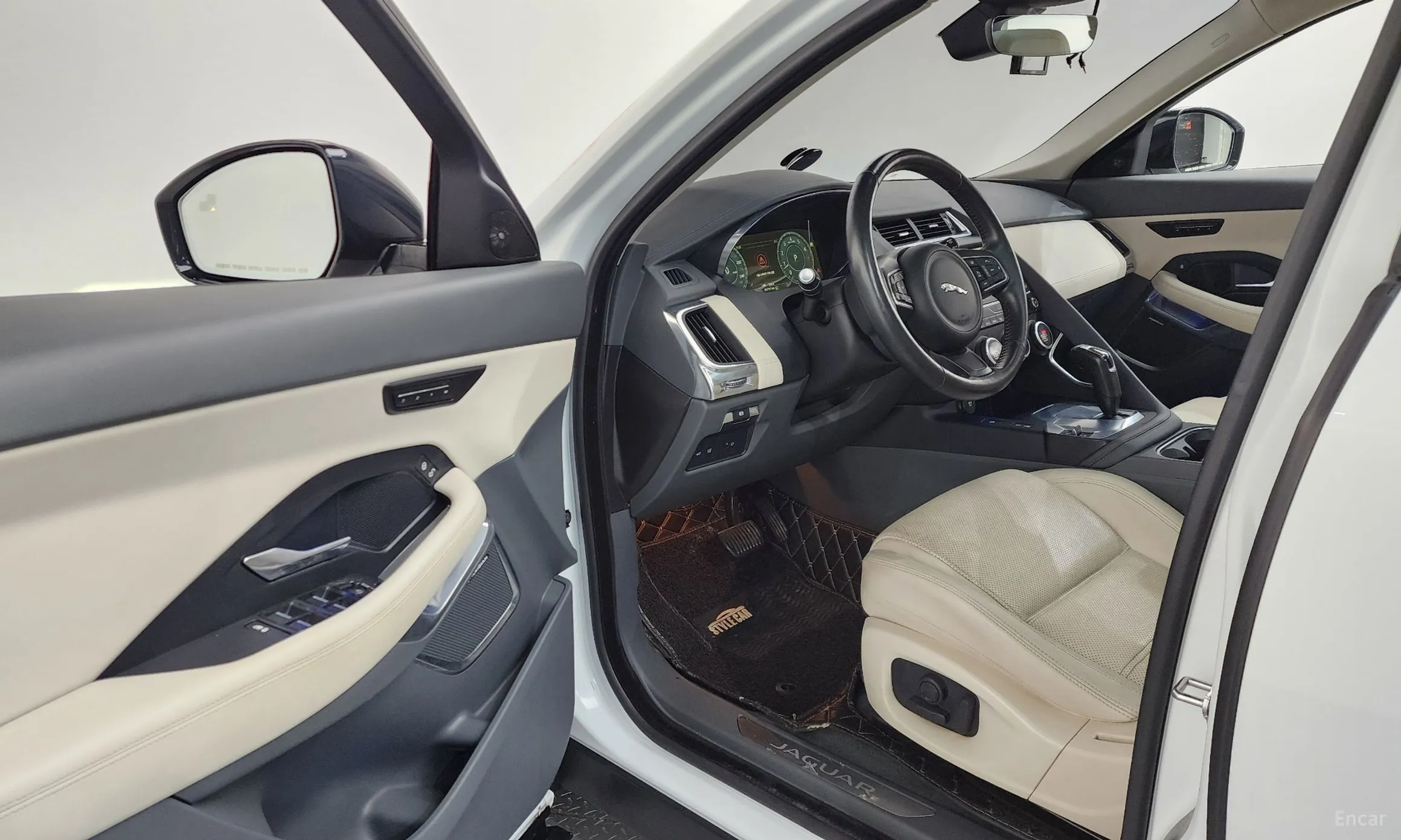 Jaguar E-PACE превью 10