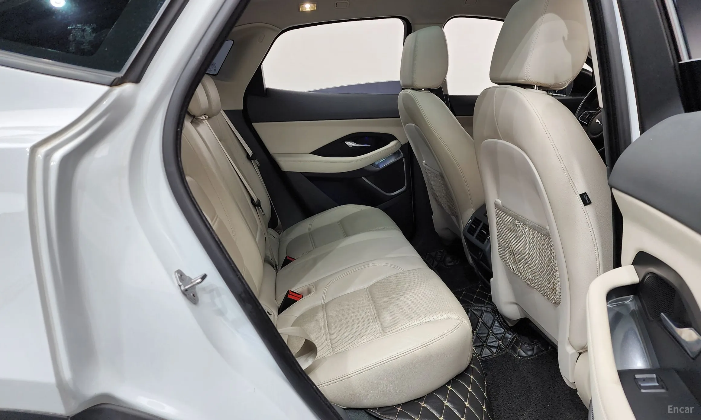 Jaguar E-PACE превью 11