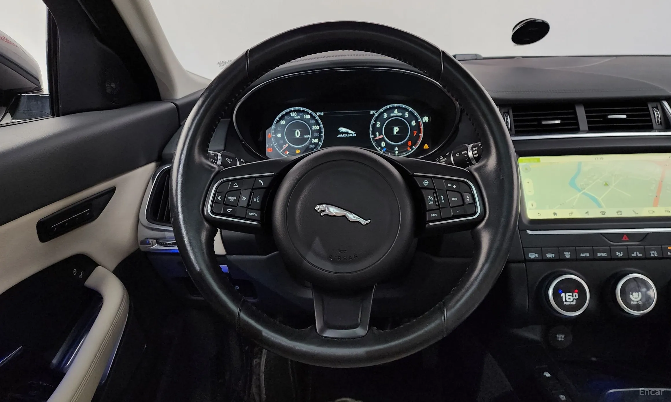 Jaguar E-PACE превью 12