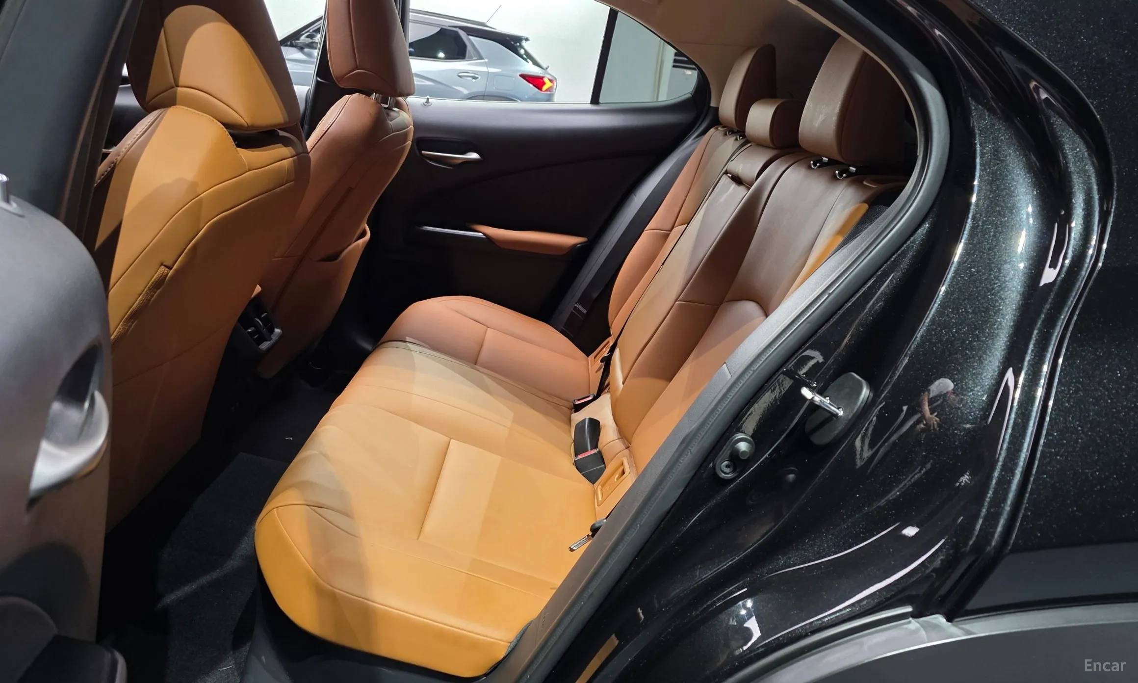 Lexus UX250h превью 11