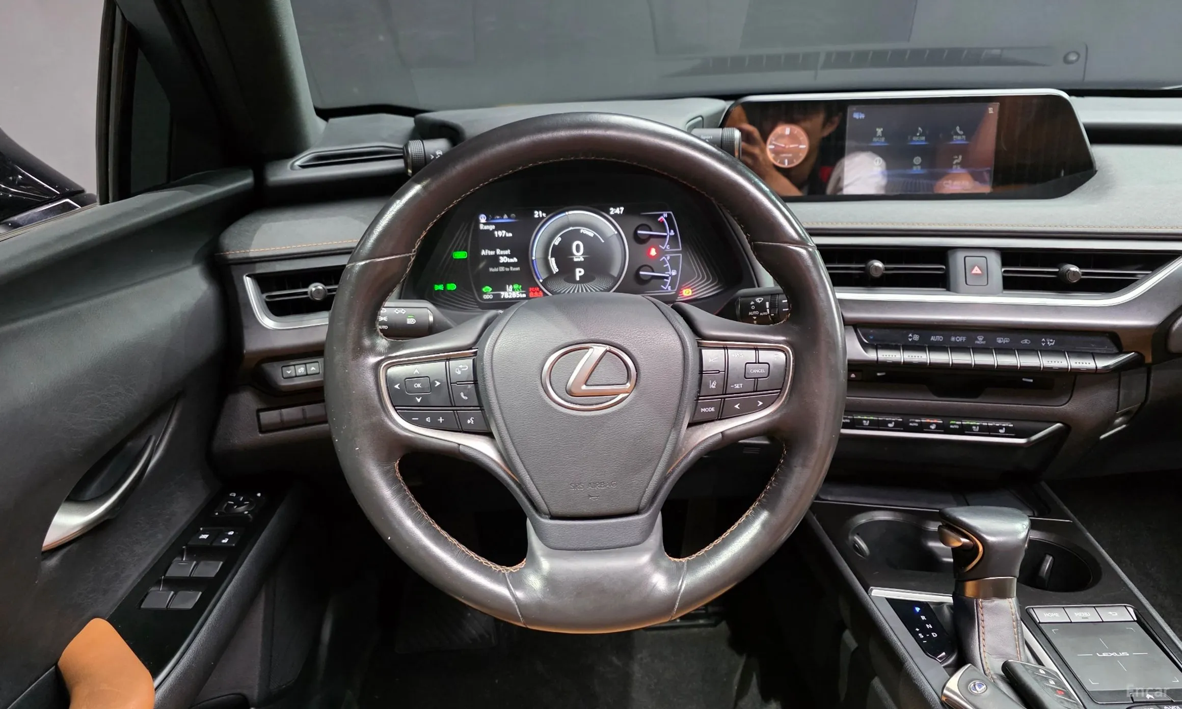 Lexus UX250h превью 13