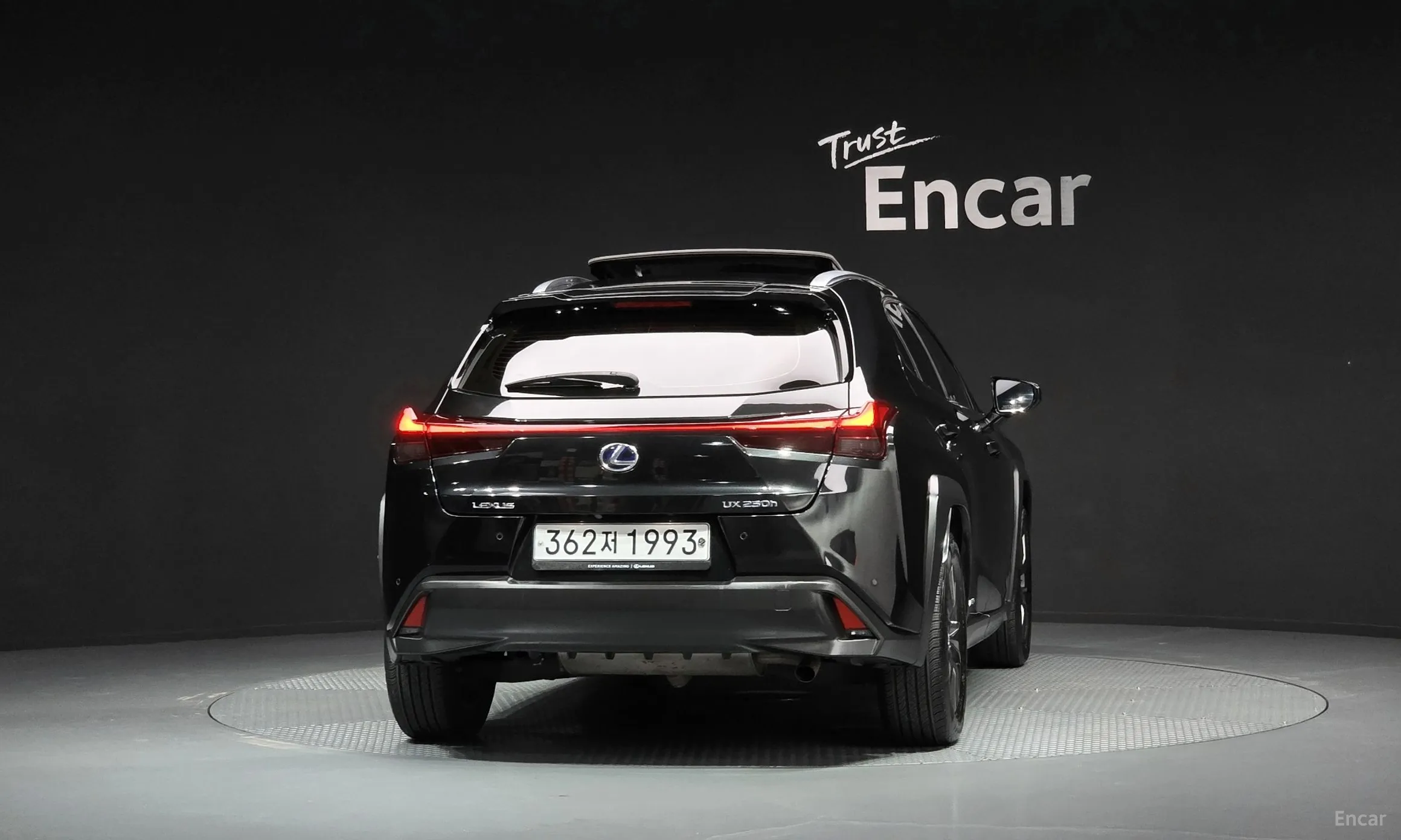 Lexus UX250h превью 4