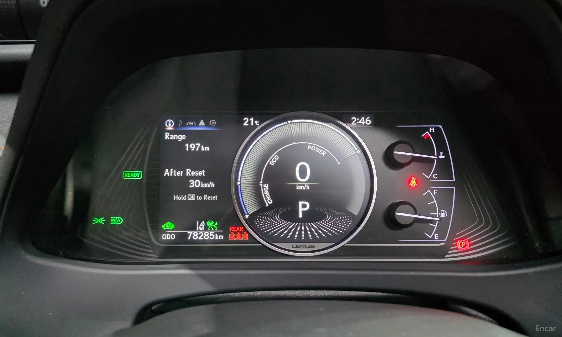 Lexus UX250h превью 8