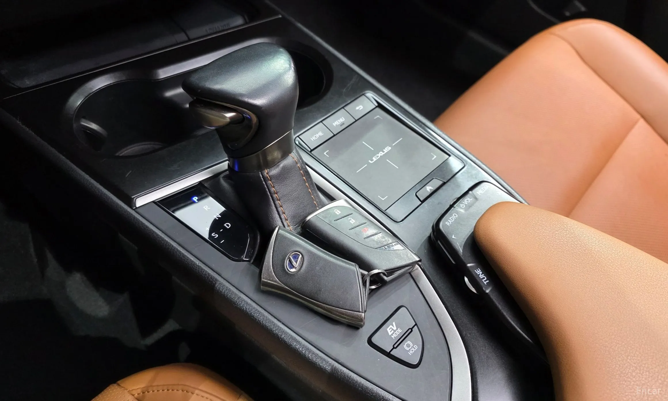 Lexus UX250h превью 9