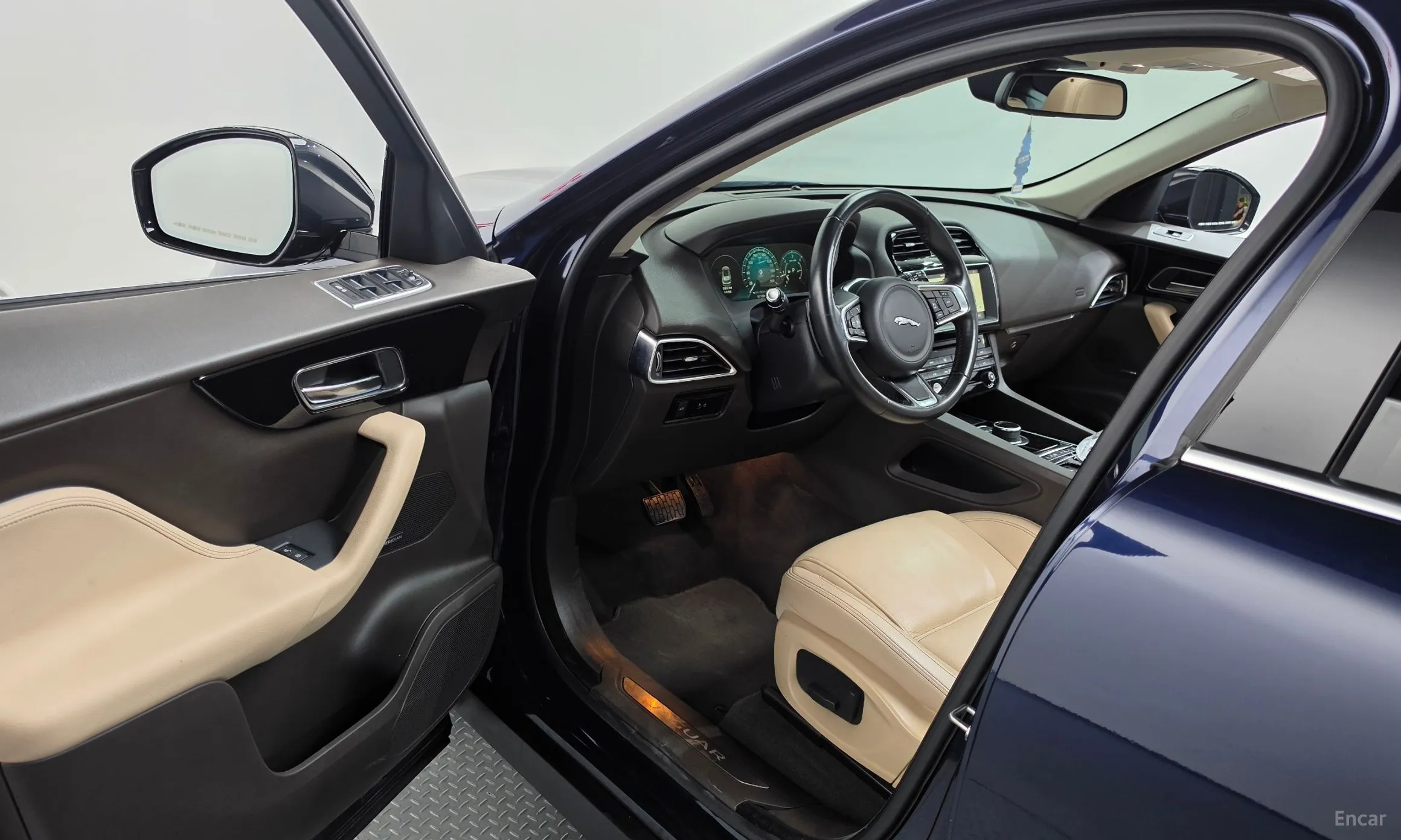 Jaguar F-PACE превью 10