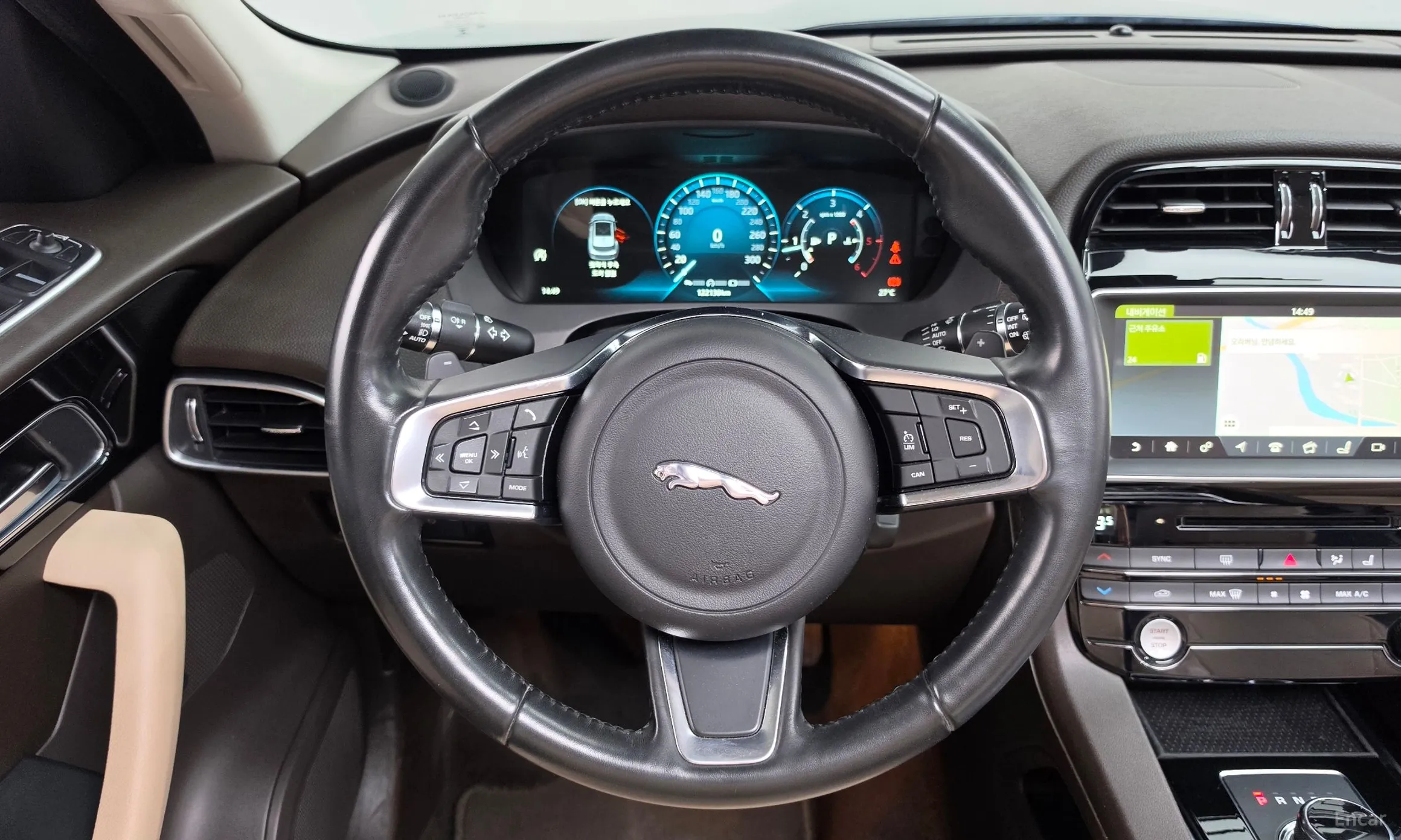 Jaguar F-PACE превью 15